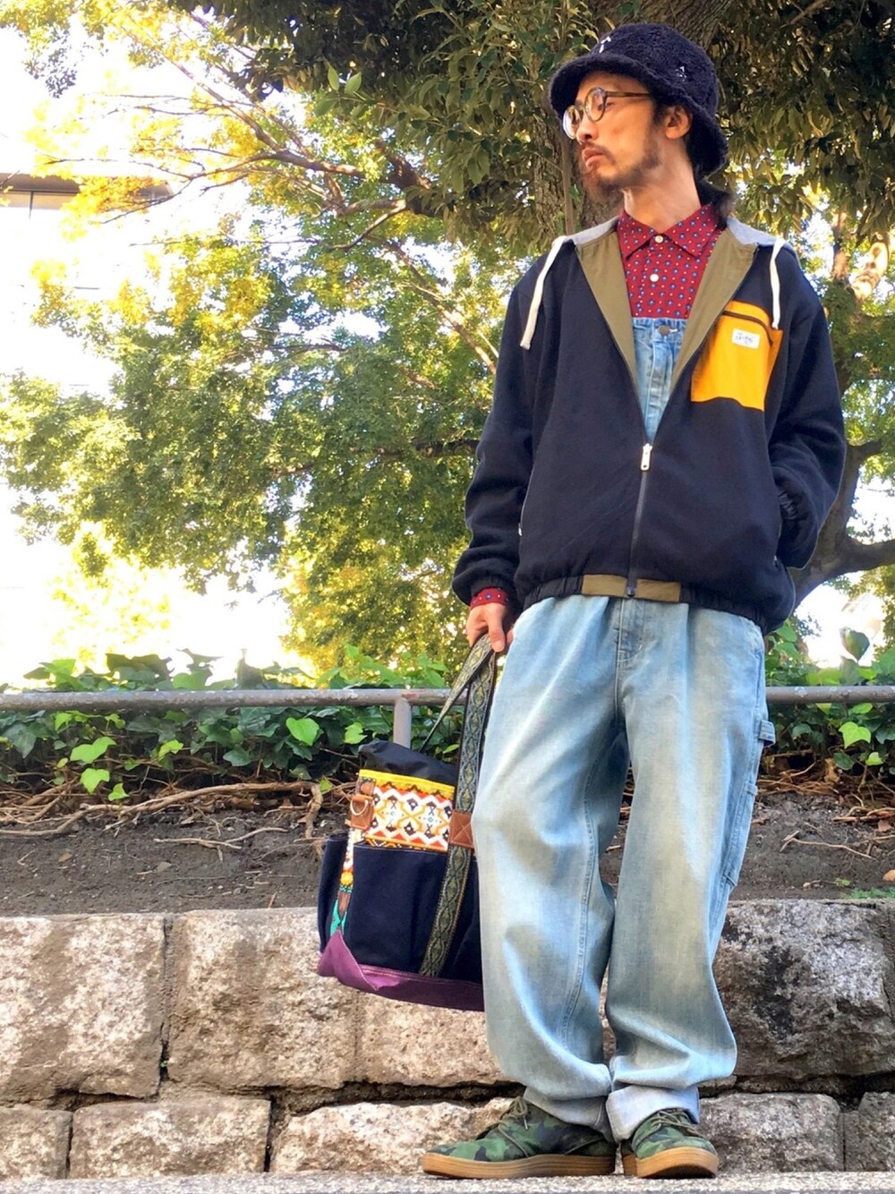 「ALDIES、ハット、シャツスタイル、カジュアル、パーカー、オーバーオール、トートバッグ、名古屋、シンプル、冬コーデ」｜「ALDIESのSheep A Hat / シープAハット（ハット、ブラック系）」を使った、りょうさん（メンズ・171cm）の秋コーディネートの1枚目の写真