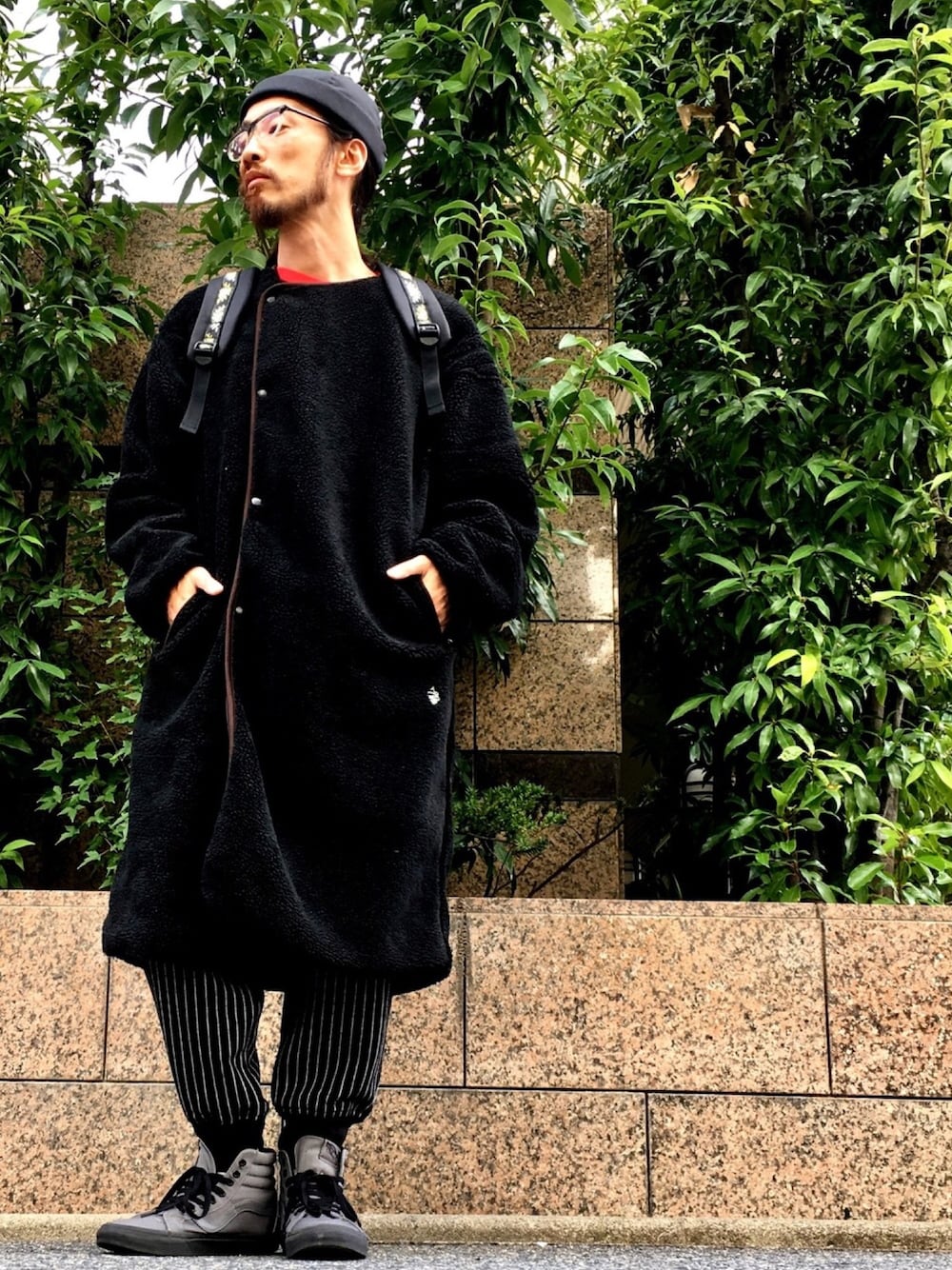 「ALDIES、ブラック、ブラックコーデ、キャップ、ボア、コート、ストライプパンツ、冬コーデ、冬、ロンT」｜「ALDIESのRoll Cap / ロールキャップ（キャップ、グレー系）」を使った、りょうさん（メンズ・171cm）の秋コーディネートの1枚目の写真