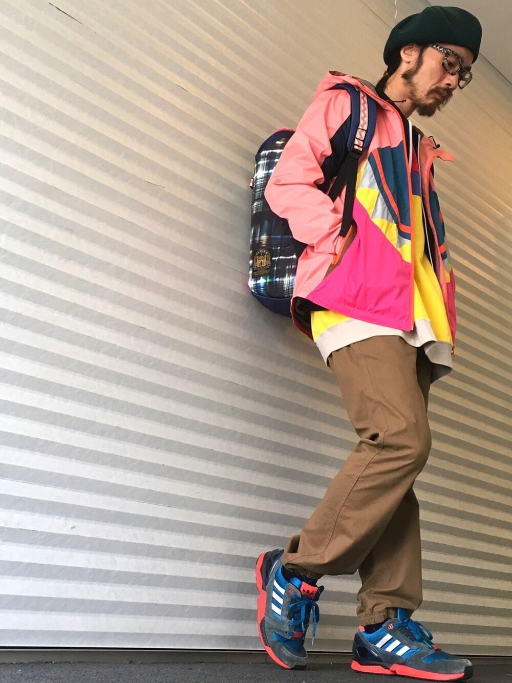 「ALDIES、ベレー帽、ベレー帽推奨委員会、カジュアル、アウトドアスタイル、ビッグシルエット、スウェット、イージーパンツ、冬コーデ、マウンテンパーカー」｜「ALDIESのLow Gauge Knit Beret / ローゲージニットベレー（ハンチング/ベレー帽、ブラック系）」を使った、りょうさん（メンズ・171cm）の秋コーディネートの1枚目の写真