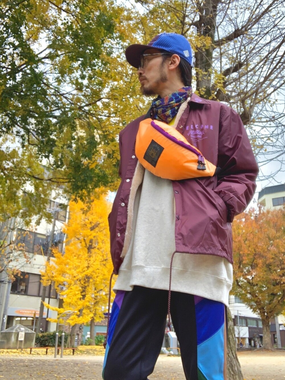 「ALDIES、キャップ、ネックウォーマー、コーチジャケット、スウェット、ビックシルエット、ウェストバッグ、カジュアル、冬コーデ、名古屋」｜「ALDIESのMini Waist Bag / ミニウエストバッグ（ボディバッグ/ウエストポーチ、オレンジ系）」を使った、りょうさん（メンズ・171cm）の冬コーディネートの1枚目の写真