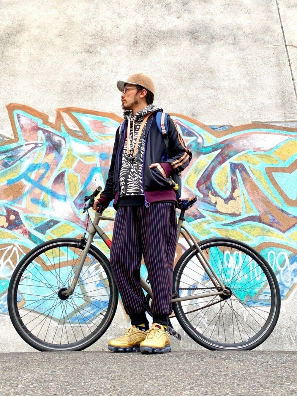 「ALDIES、キャップ、トラックジャケット、冬、スポーツミックス、パーカー、イージーパンツ、ストライプパンツ、自転車スタイル、名古屋」｜「ALDIESのKnit A Cap / ニットAキャップ（キャップ、ベージュ系）」を使った、りょうさん（メンズ・171cm）の冬コーディネートの1枚目の写真