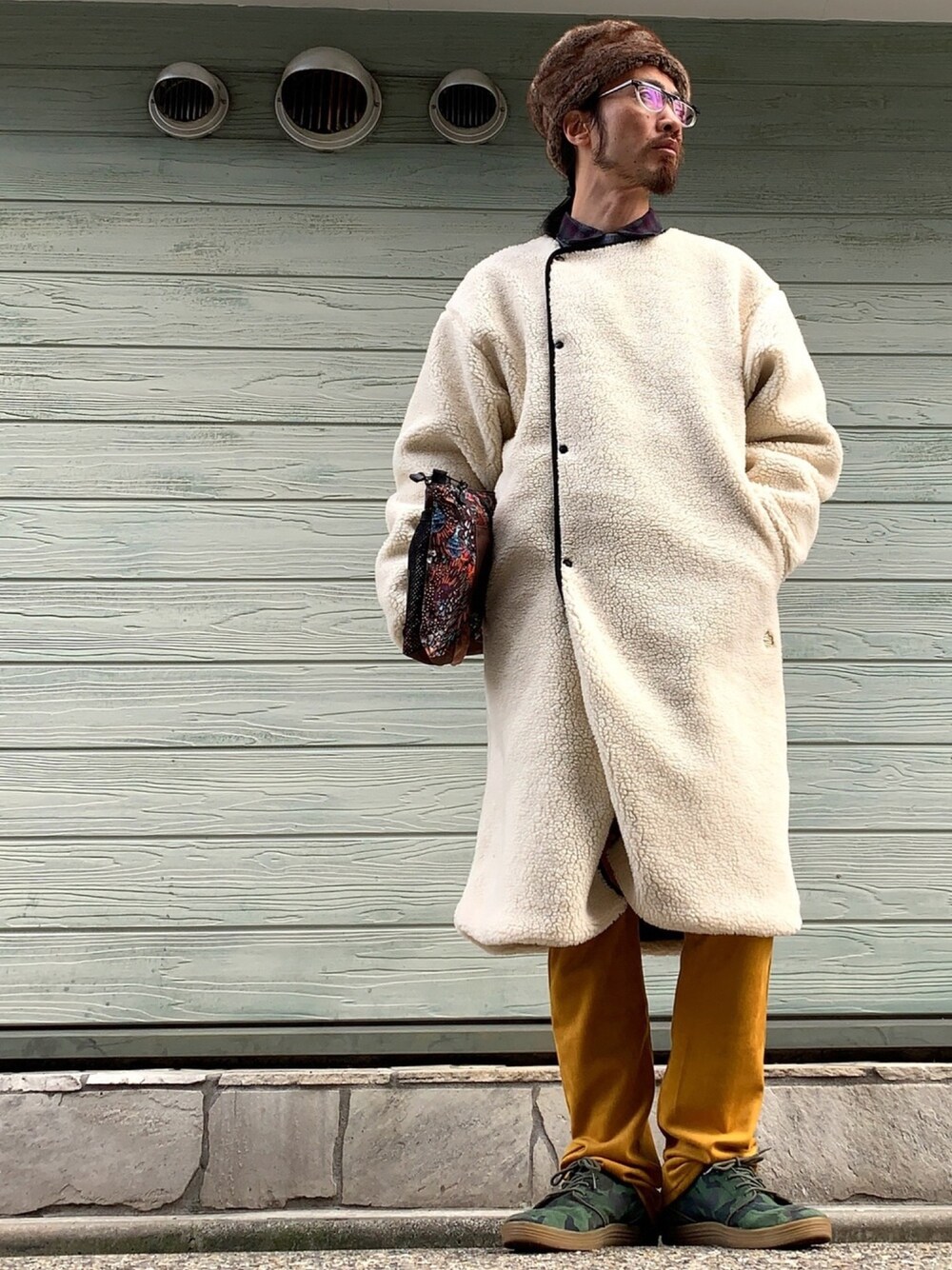 「ALDIES、ファー、ボア、ボアコート、ネルシャツ、スキニーパンツ、カジュアル、冬コーデ、ロングコート、名古屋」｜「ALDIESのFluffy Fur Hat（ハット、ブラウン系）」を使った、りょうさん（メンズ・171cm）の冬コーディネートの1枚目の写真