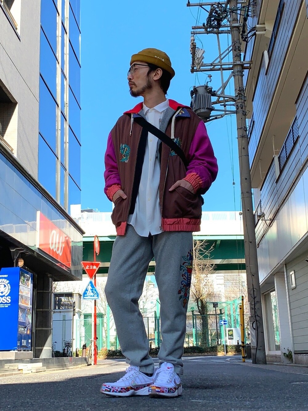「ALDIES、ハット、スカジャン、パーカー、白シャツ、スウェットパンツ、カジュアル、冬コーデ、レイヤードスタイル、名古屋」｜「ALDIESのOutside Hat / アウトサイドハット（ハット、イエロー系）」を使った、りょうさん（メンズ・171cm）の冬コーディネートの1枚目の写真