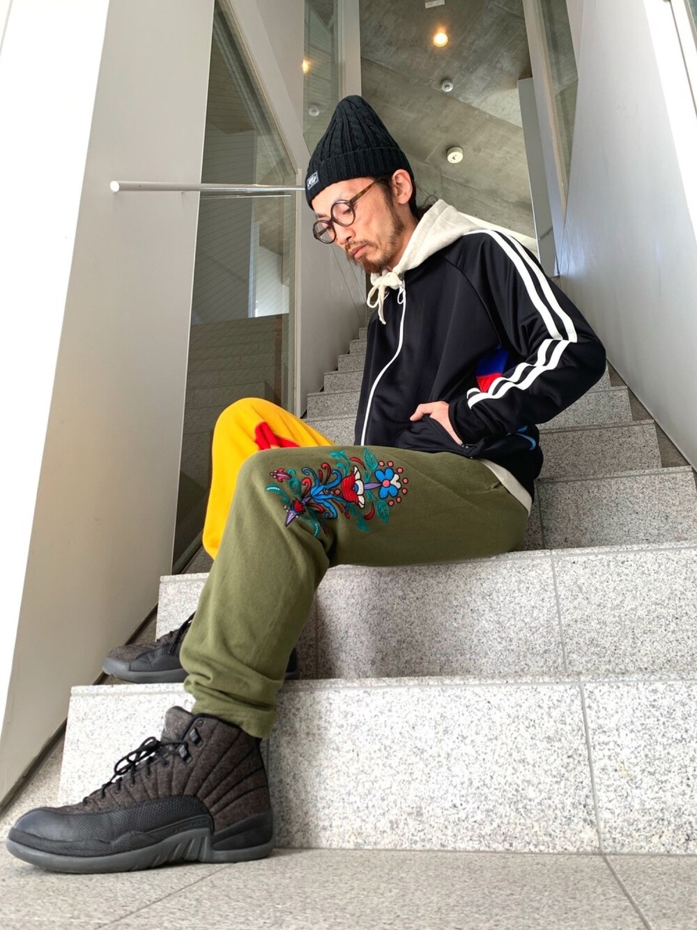 「ALDIES、ニット帽、トラックジャケット、パーカー、スウェットパンツ、スポーツミックス、冬コーデ、ブラック、今日のコーデ、名古屋」｜「ALDIESのALDIES Light Knit Cap アールディーズライト ニットキャップ（ニットキャップ/ビーニー、ブルー系）」を使った、りょうさん（メンズ・171cm）の冬コーディネートの1枚目の写真