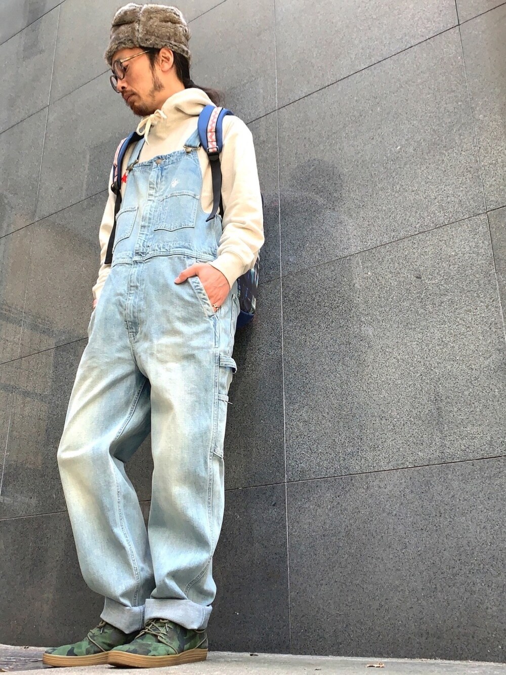 「ALDIES、ファー小物、カジュアル、パーカー、オーバーオール、デニム、シンプル、スウェット、冬、名古屋」｜「ALDIESのFluffy Fur Hat（ハット、ベージュ系）」を使った、りょうさん（メンズ・171cm）の冬コーディネートの1枚目の写真