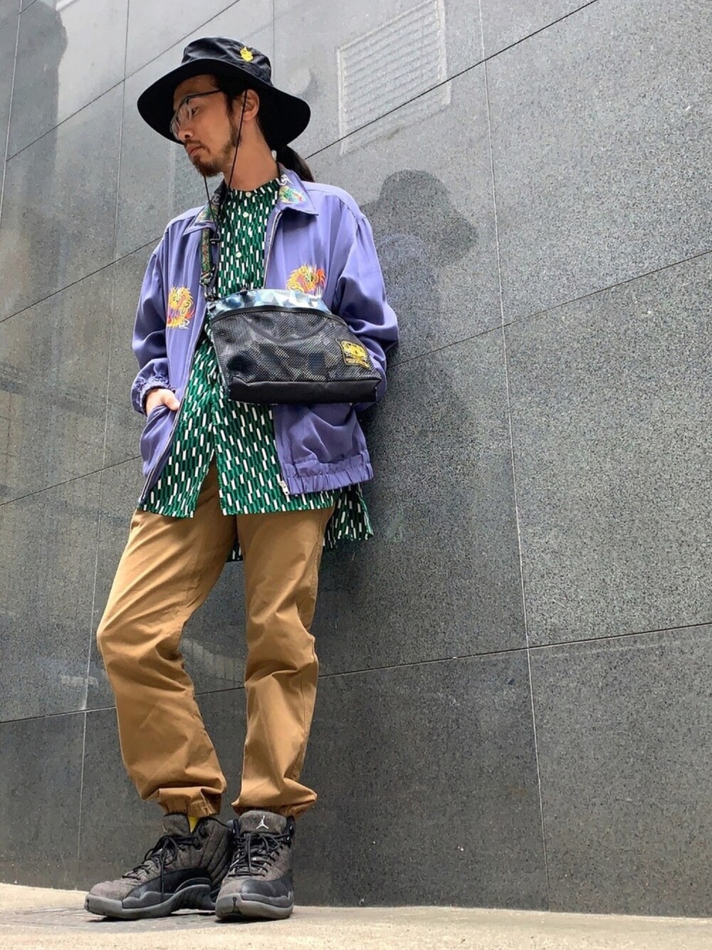「ALDIES、ジャケット、カジュアル、シャツ、サコッシュ、イージーパンツ、春コーデ、春、ハット、名古屋」｜「ALDIESのAdventure Hat / アドベンチャーハット（ハット、ブラック系）」を使った、りょうさん（メンズ・171cm）の冬コーディネートの1枚目の写真