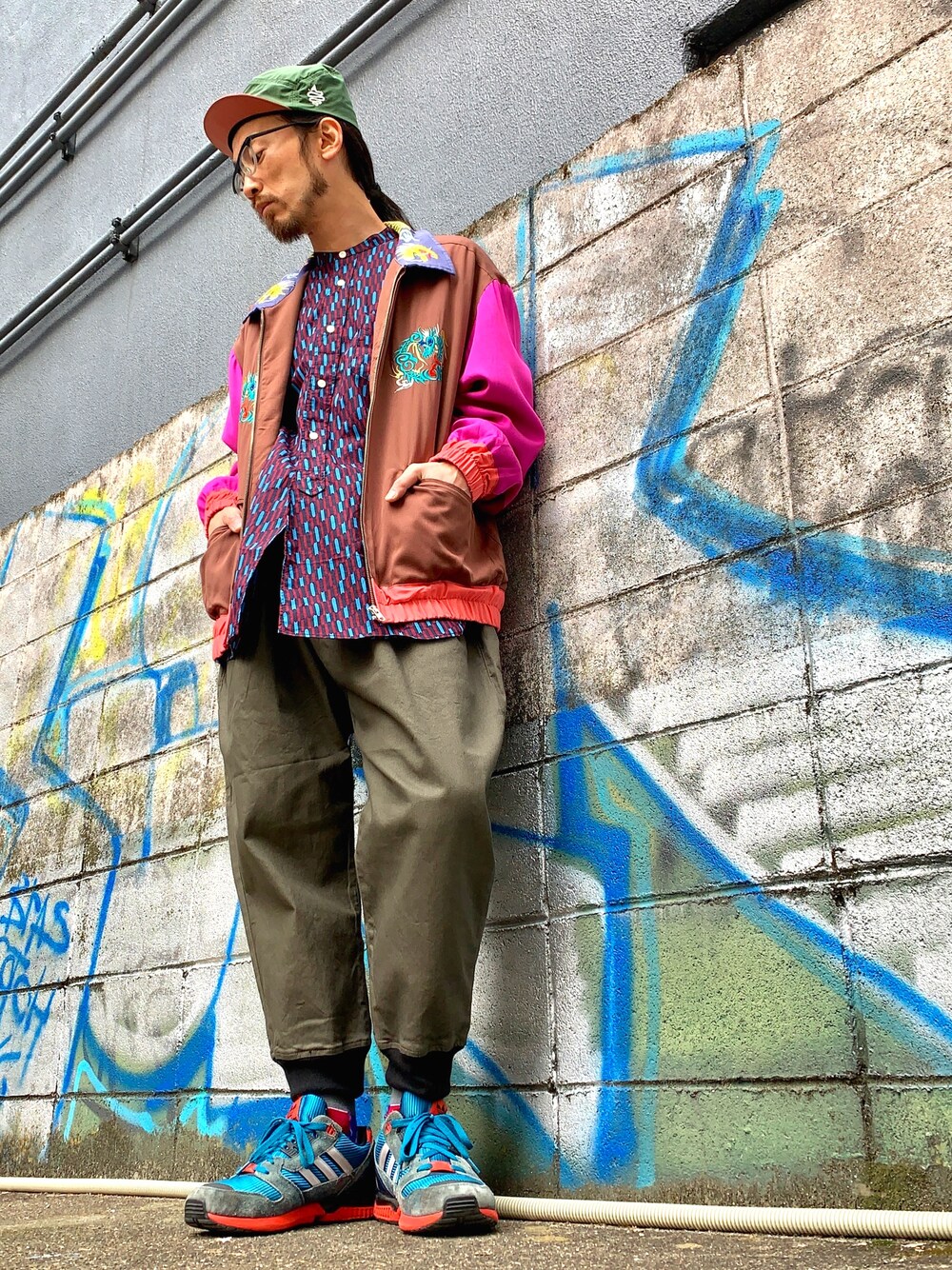 「ALDIES、キャップ、スカジャン、シャツスタイル、イージーパンツ、カジュアル、春コーデ、春、スニーカーコーデ、名古屋」｜「ALDIESのSign Logo Cap サイン刺繍入りキャップ（キャップ、グリーン系）」を使った、りょうさん（メンズ・171cm）の冬コーディネートの1枚目の写真