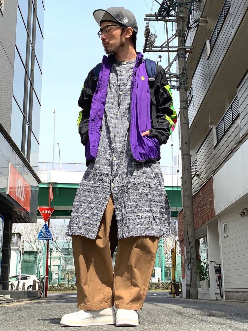 「ALDIES、キャップ、ナイロンジャケット、ロングシャツ、チェックシャツ、カジュアル、スポーツミックス、ワイドパンツ、春コーデ、春」｜「ALDIESのSee Cap サンバイザーキャップ（キャップ、グレー系）」を使った、りょうさん（メンズ・171cm）の春コーディネートの1枚目の写真