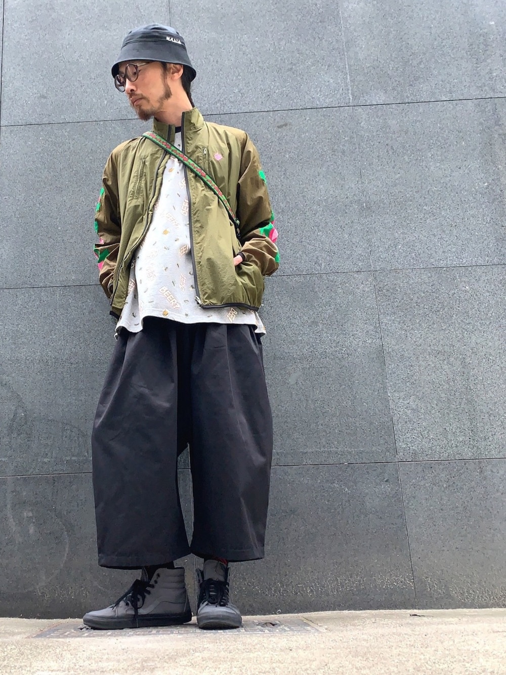 「ALDIES、ハット、ナイロンジャケット、ビッグシルエット、Tシャツ、ワイドパンツ、クロップドパンツ、カジュアル、春コーデ、シンプル」｜「ALDIESのOutside Hat / アウトサイドハット（ハット、ブラック系）」を使った、りょうさん（メンズ・171cm）の春コーディネートの1枚目の写真