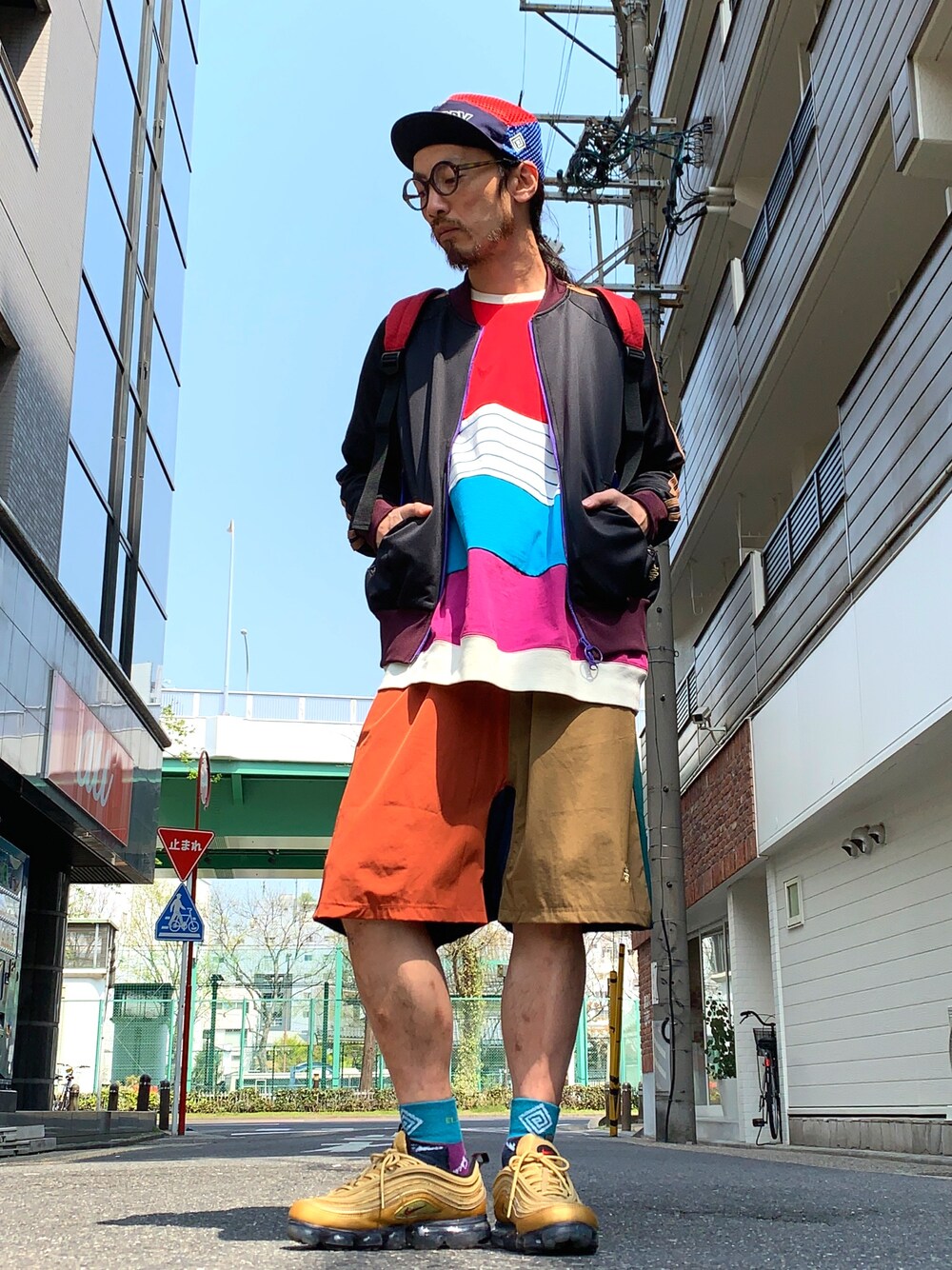 「ALDIES、キャップ、トラックジャケット、ビックシルエット、Tシャツ、ショートパンツ、サルエルパンツ、スポーツミックス、春コーデ、シンプル」｜「ALDIESのKagero Jersey / カゲロウジャージ（ジャージ、ブラック系）」を使った、りょうさん（メンズ・171cm）の春コーディネートの1枚目の写真