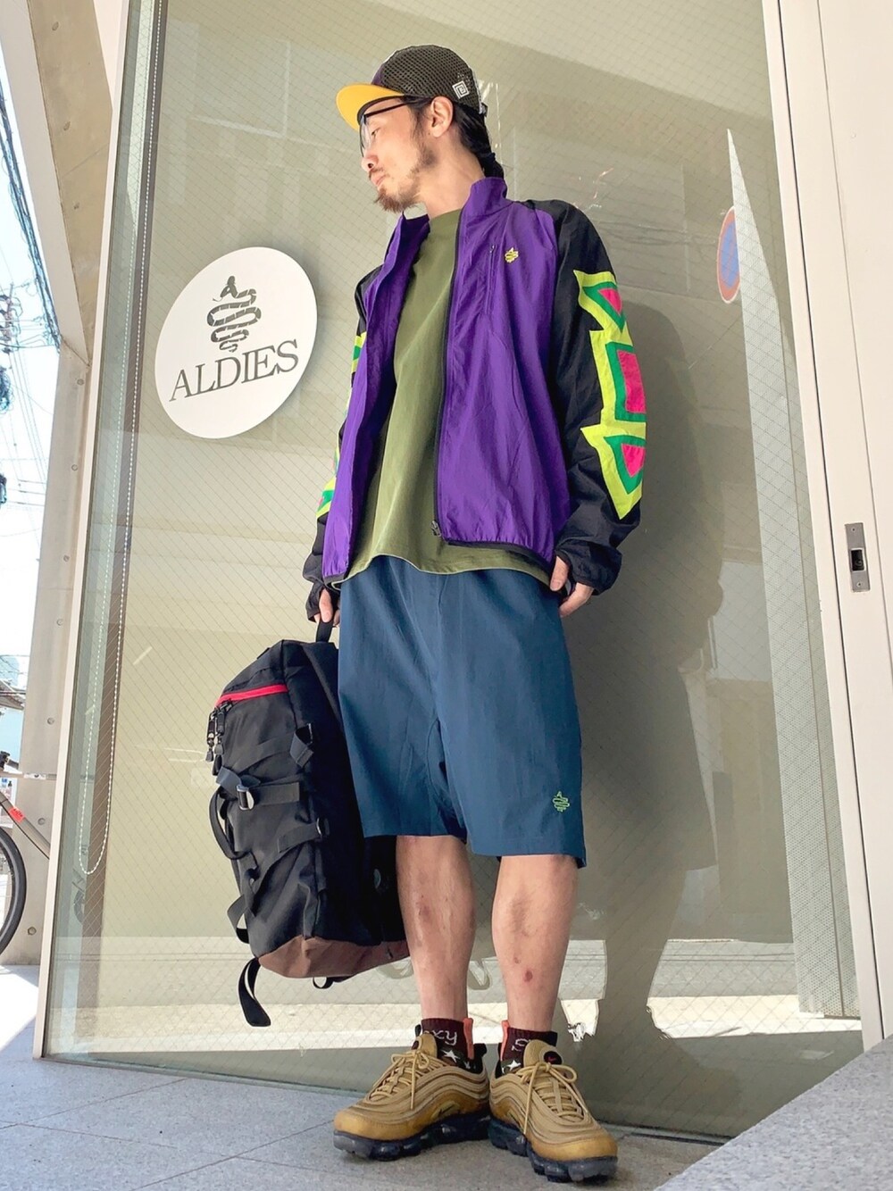 「ALDIES、ナイロンジャケット、カットソー、ショートパンツ、スポーツミックス、今日のコーデ、春コーデ、春、ハーフパンツ、ELDORESO」｜「ALDIESのGeometric Packable Jacket / ジオメトリックパッカブルジャケット（ナイロンジャケット、パープル系）」を使った、りょうさん（メンズ・171cm）の春コーディネートの1枚目の写真