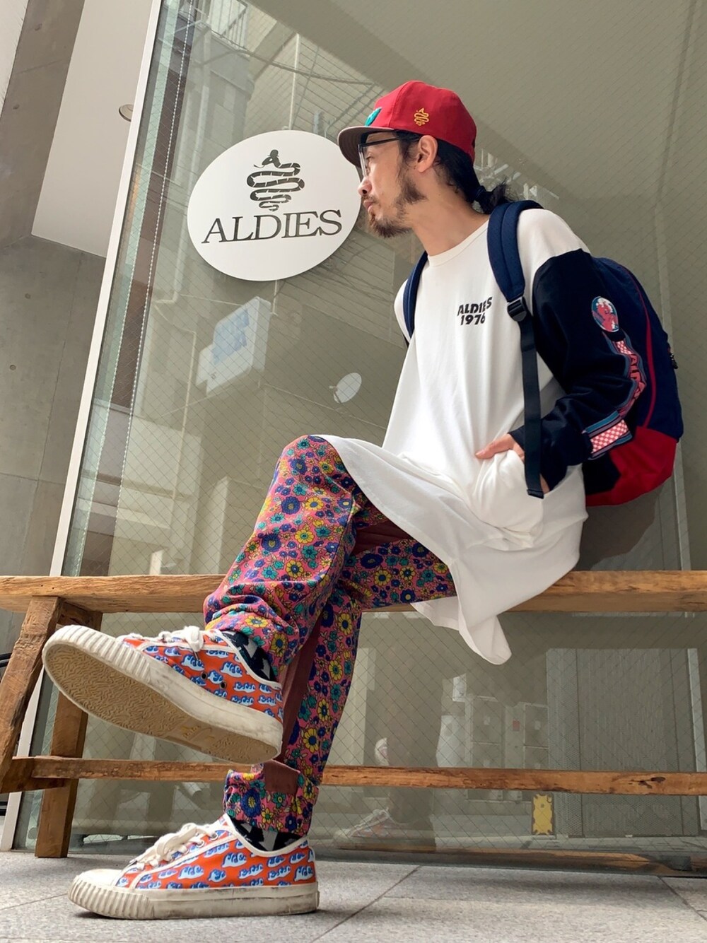 「ALDIES、キャップ、ワンピース、イージーパンツ、総柄、リュック、カジュアル、ユニセックス、秋のコーデ、秋」｜「ALDIESのJalopy Cap(Red)（キャップ、その他）」を使った、りょうさん（メンズ・171cm）の秋コーディネートの1枚目の写真
