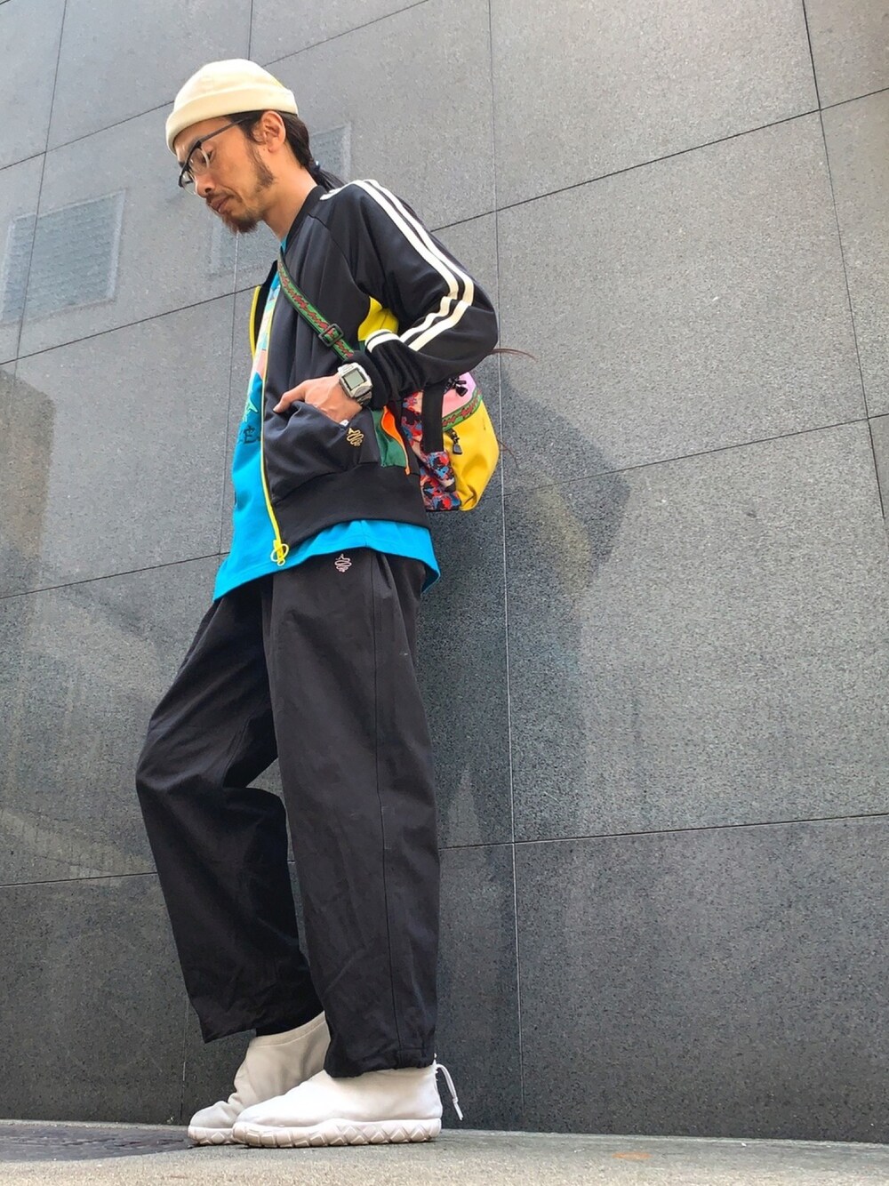 「ALDIES、キャップ、トラックジャケット、カットソー、ワイドパンツ、ショルダーバッグ、シンプル、スポーツミックス、秋のコーデ、秋コーデ」｜「ALDIESのBronx Roll Cap(Nat)（キャップ、その他）」を使った、りょうさん（メンズ・171cm）の秋コーディネートの1枚目の写真