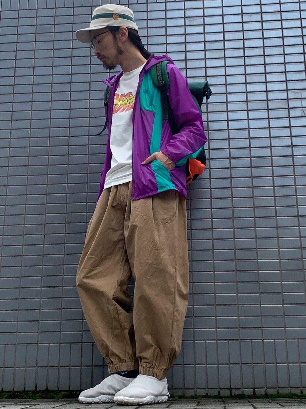 「ALDIES、ワークキャップ、ナイロンジャケット、Tシャツ、ワイドパンツ、シンプル、カジュアル、リュック、イージーパンツ、秋のコーデ」｜「ALDIESのDecision Wide Pants / ディサイションワイドパンツ（その他パンツ、グリーン系）」を使った、りょうさん（メンズ・171cm）の秋コーディネートの1枚目の写真