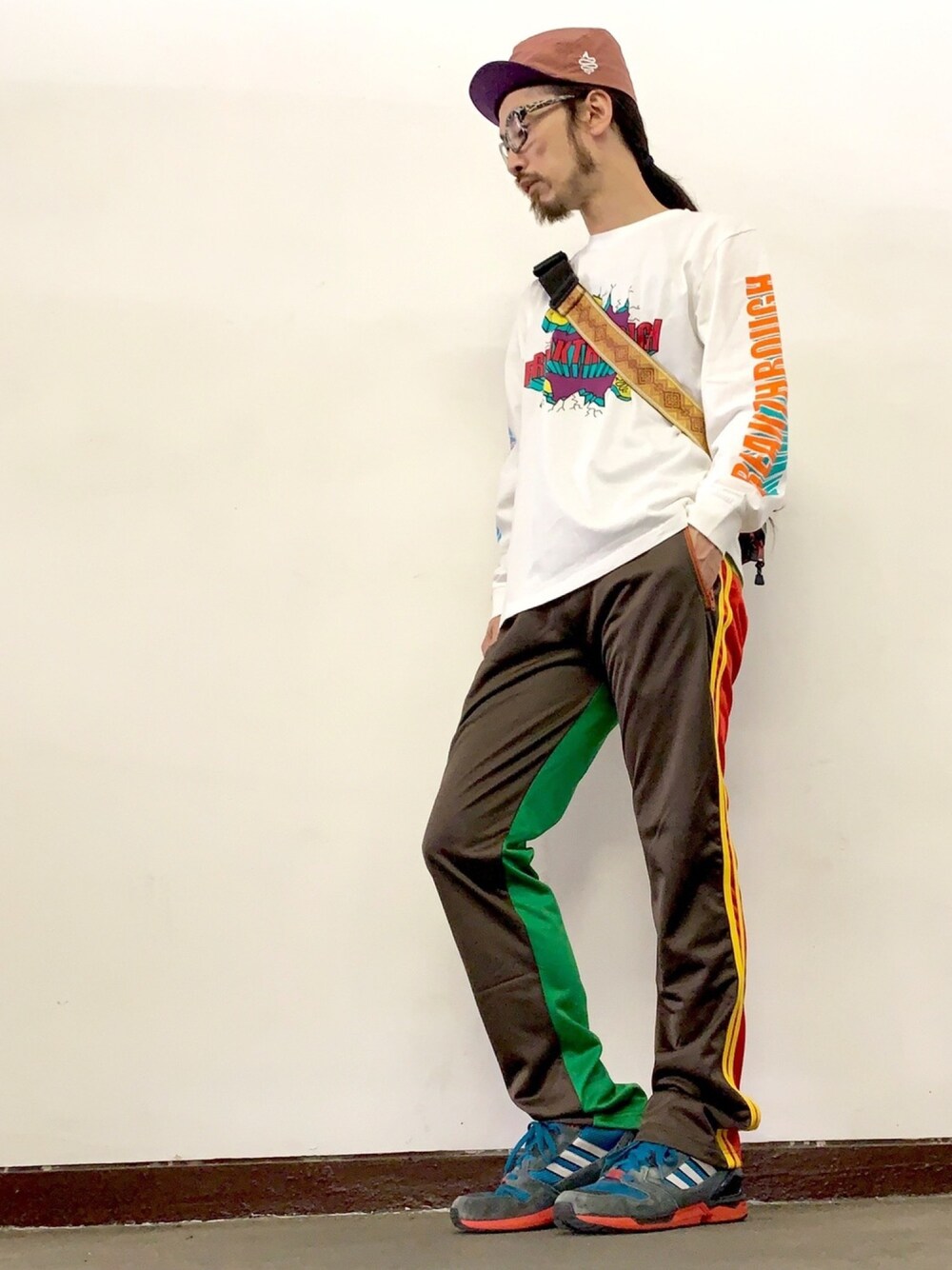 「ALDIES、キャップ、ロンT、トラックパンツ、スボーツミックス、ショルダーバッグ、シンプル、秋のコーデ、今日のコーデ、ラフ」｜「ALDIESのSign Logo Cap(Purple)（キャップ、その他）」を使った、りょうさん（メンズ・171cm）の秋コーディネートの1枚目の写真