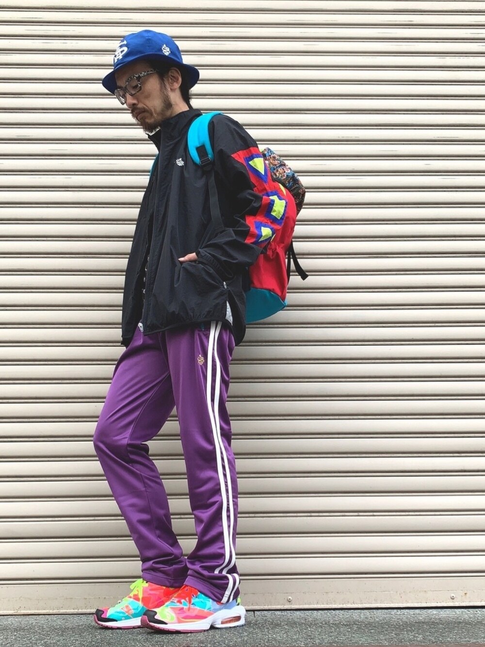 「ALDIES、ハット、ナイロンジャケット、Tシャツ、トラックパンツ、リュック、スポーツミックス、休日スタイル、秋のコーデ、ELDORESO」｜「ALDIESのAS HAT(Blue)（ハット、その他）」を使った、りょうさん（メンズ・171cm）の秋コーディネートの1枚目の写真