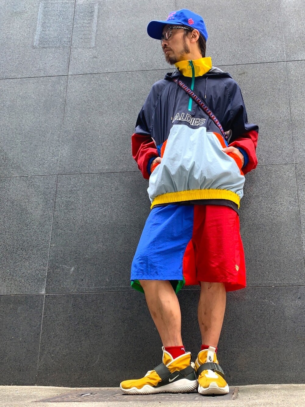 「ALDIES、キャップ、ナイロンパーカー、アウター、マルチカラー、ショートパンツ、スポーティ、秋のコーデ、秋、ビッグシルエット」｜「ALDIESのAmore Anorak / アモーレアノラック（ナイロンジャケット、ブルー系）」を使った、りょうさん（メンズ・171cm）の秋コーディネートの1枚目の写真