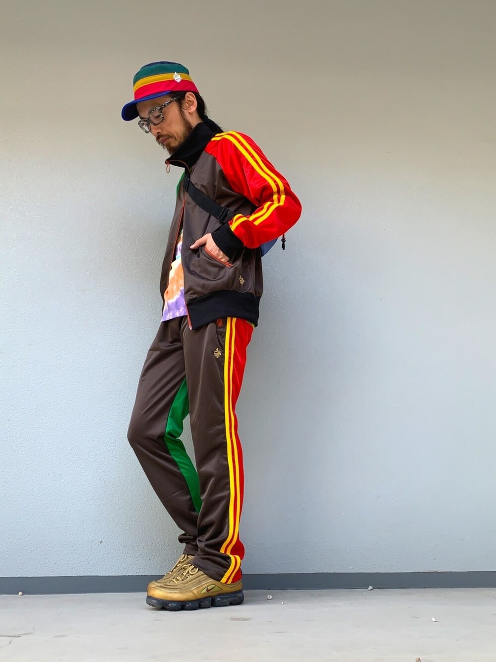 「ALDIES、スポーティ、トラックジャケット、トラックパンツ、マルチカラー、スポーツミックス、秋、秋のコーデ、キャップ、Tシャツ」｜「ALDIESのLine Work Cap(Blue)（キャップ、その他）」を使った、りょうさん（メンズ・171cm）の秋コーディネートの1枚目の写真