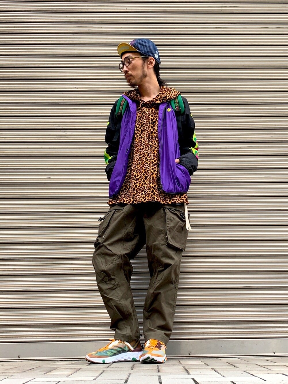 「ALDIES、キャップ、ナイロンジャケット、パーカー、レオパード柄、カーゴパンツ、カジュアル、リュック、秋のコーデ、秋」｜「ALDIESのGeometric Packable Jacket(Purple)（ナイロンジャケット、その他）」を使った、りょうさん（メンズ・171cm）の秋コーディネートの1枚目の写真