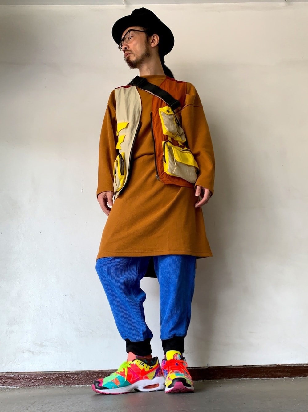 「ALDIES、ハット、ワンピース、フィッシングベスト、リブパンツ、コーデュロイパンツ、カジュアル、ユニセックス、秋のコーデ、秋冬コーデ」｜「ALDIESのCD Chevron Hat / CDシェブロンハット（ハット、ブルー系）」を使った、りょうさん（メンズ・171cm）の秋コーディネートの1枚目の写真