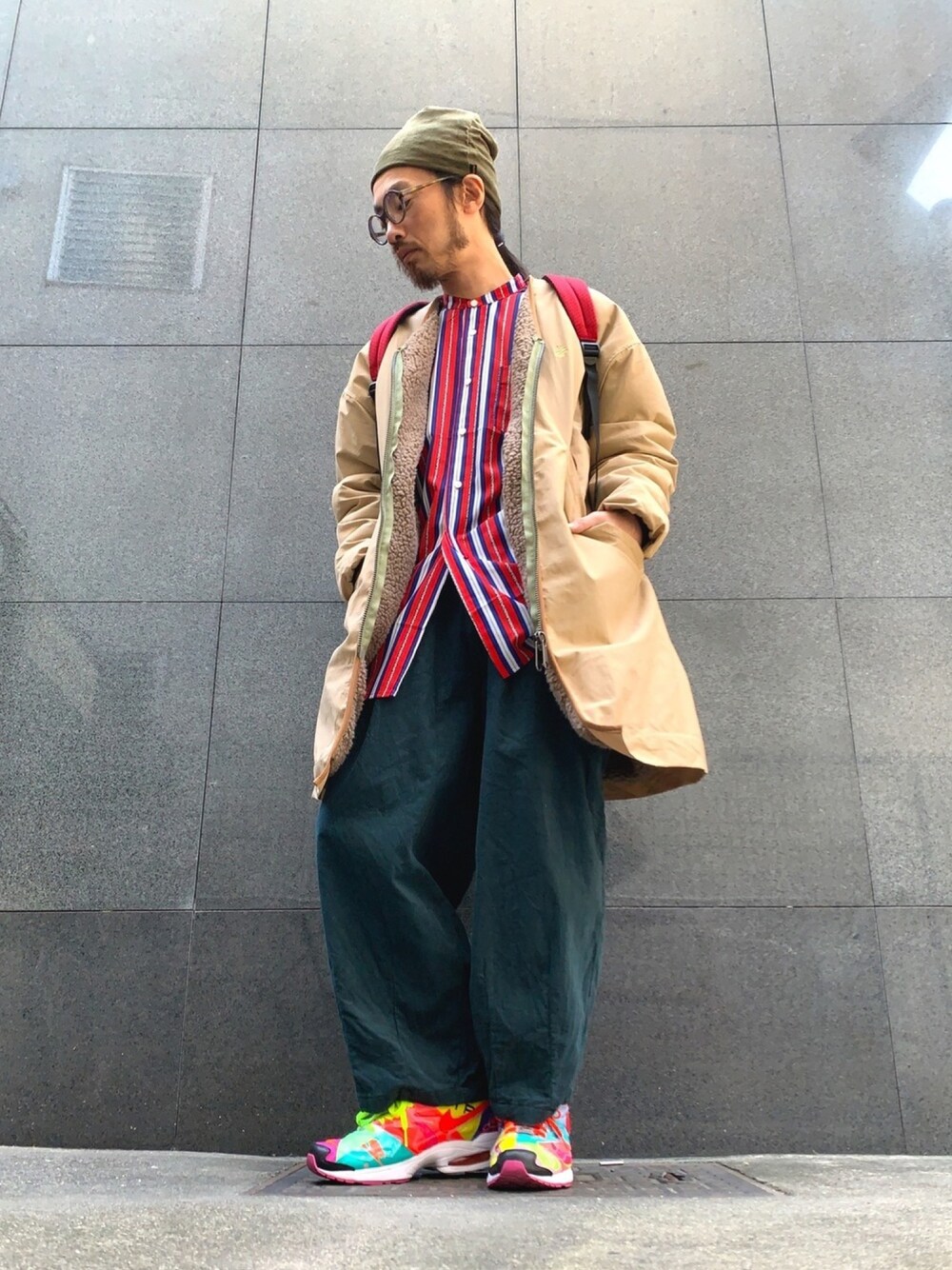 「ALDIES、ニットキャップ、コート、ボアコート、リバーシブル、シャツ、コーティングパンツ、ワイドパンツ、カジュアル、冬コーデ」｜「ALDIESのCable Wach Cap リバーシブルニットキャップ（ニットキャップ/ビーニー、グリーン系）」を使った、りょうさん（メンズ・171cm）の秋コーディネートの1枚目の写真