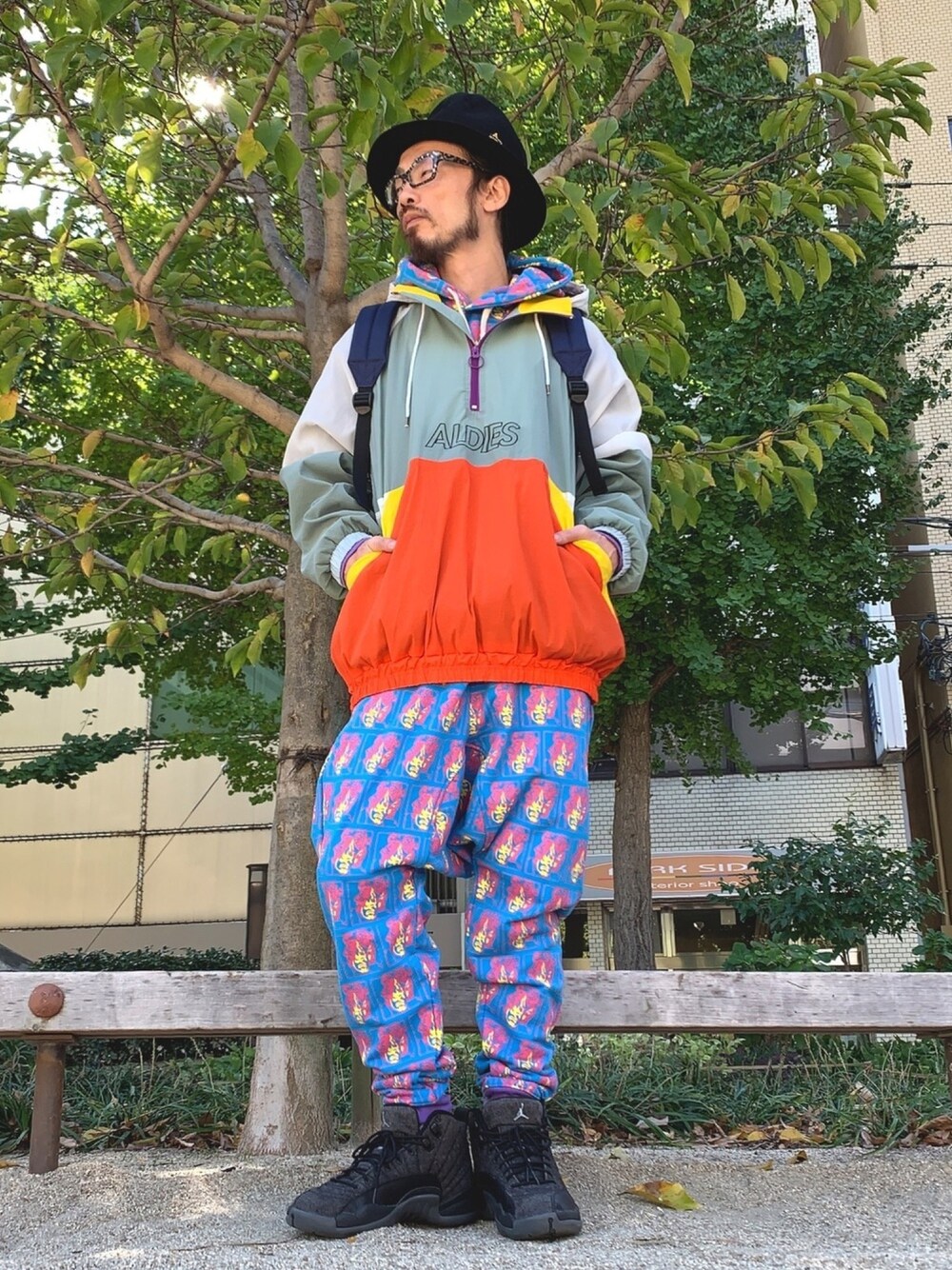 「ALDIES、ハット、アノラックパーカー、ナイロンパーカー、スウェットパーカー、スウェットパンツ、セットアップ、カジュアル、冬コーデ、サルエルパンツ」｜「ALDIESのCD Chevron Hat / CDシェブロンハット（ハット、ブルー系）」を使った、りょうさん（メンズ・171cm）の秋コーディネートの1枚目の写真