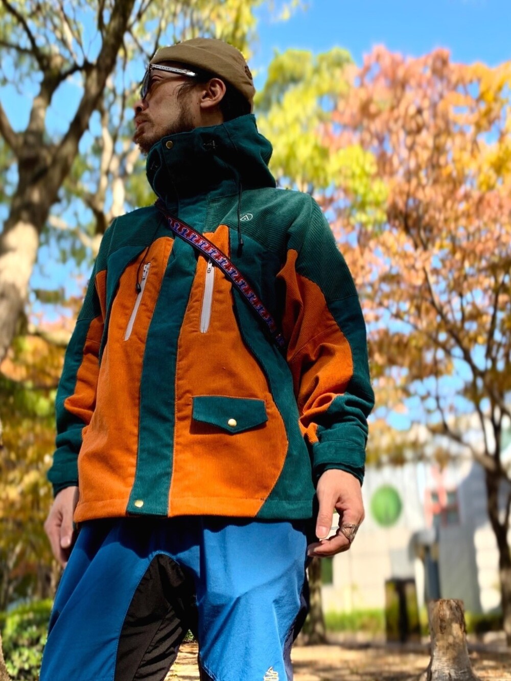 「ALDIES、キャップ、カジュアル、アウトドアスタイル、イージーパンツ、ジョガーパンツ、アウター、マウンテンパーカー、冬コーデ、シンプル」｜「ALDIESのBronx Roll Cap(Beige)（キャップ、その他）」を使った、りょうさん（メンズ・171cm）の秋コーディネートの1枚目の写真