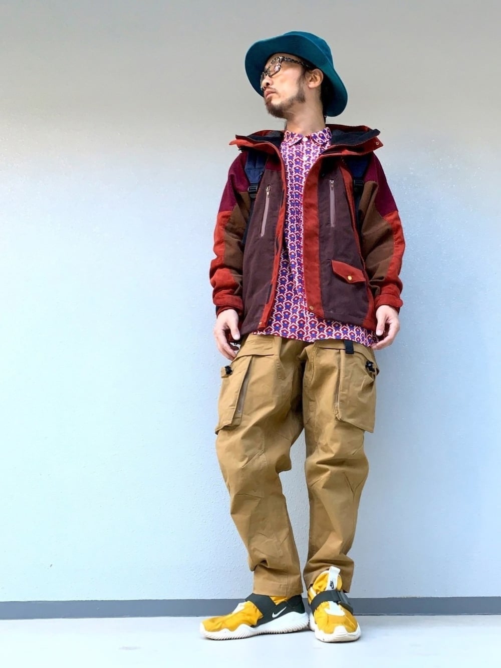 「ALDIES、ハット、コーデュロイ、マウンテンパーカー、シャツ、カーゴパンツ、カジュアル、アウトドアスタイル、冬コーデ、今日のコーデ」｜「ALDIESのCord Mountain Jacket / コードマウンテンジャケット（その他アウター、ブラウン系）」を使った、りょうさん（メンズ・171cm）の秋コーディネートの1枚目の写真