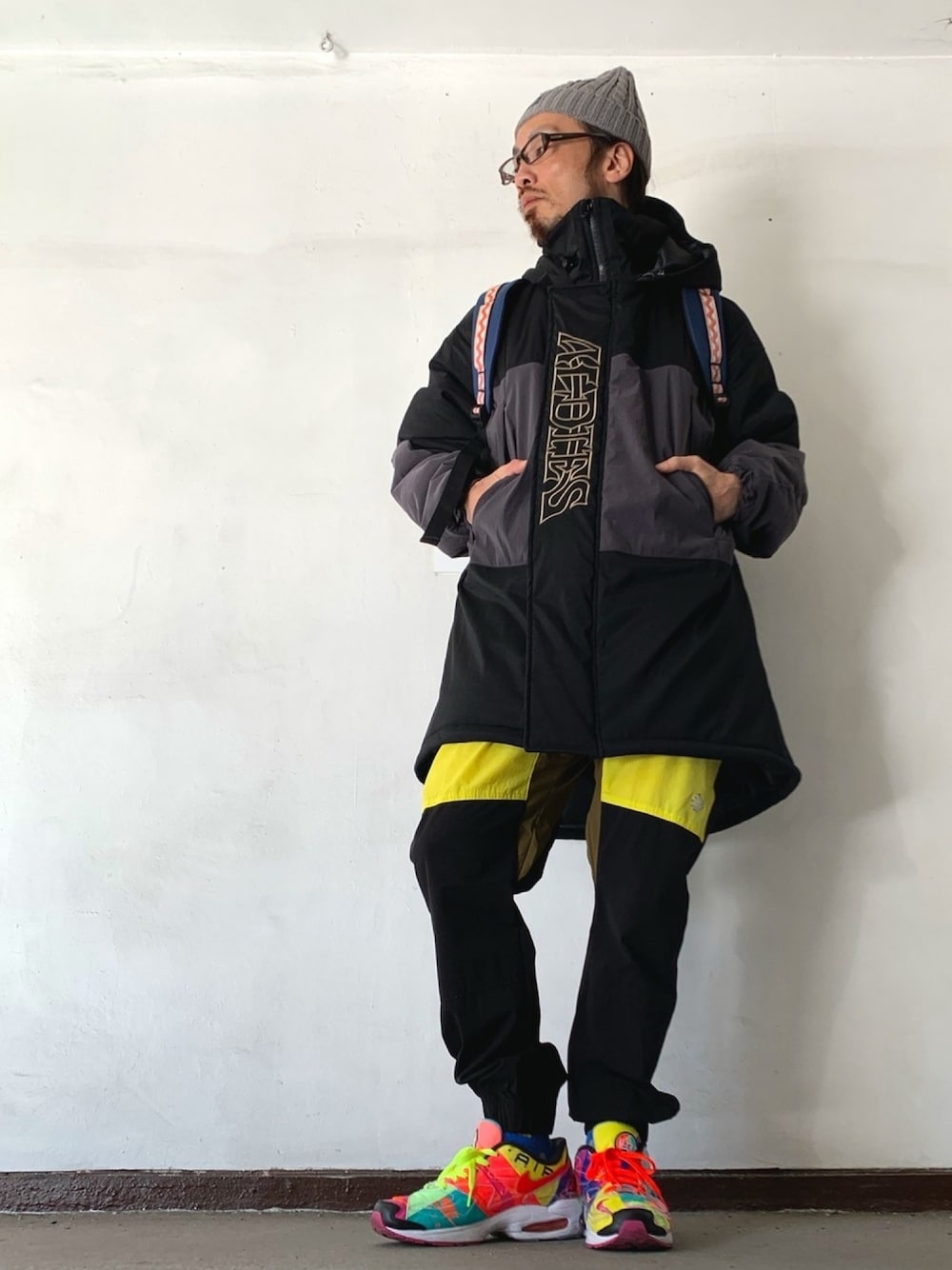 「ALDIES、ニットキャップ、アウター、モンスターパーカー、ジョガーパンツ、カジュアル、スポーティー、ダウンコート、冬コーデ、シンプル」｜「ALDIESのALDIES Light Knit Cap アールディーズライト ニットキャップ（ニットキャップ/ビーニー、グレー系）」を使った、りょうさん（メンズ・171cm）の秋コーディネートの1枚目の写真