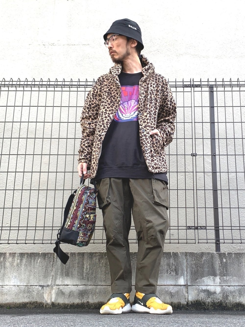 「ALDIES、ハット、パーカー、アウター、フリース、ロンT、ビッグシルエット、カーゴパンツ、カジュアル、冬コーデ」｜「ALDIESのOutside Hat(Black)（ハット、その他）」を使った、りょうさん（メンズ・171cm）の冬コーディネートの1枚目の写真