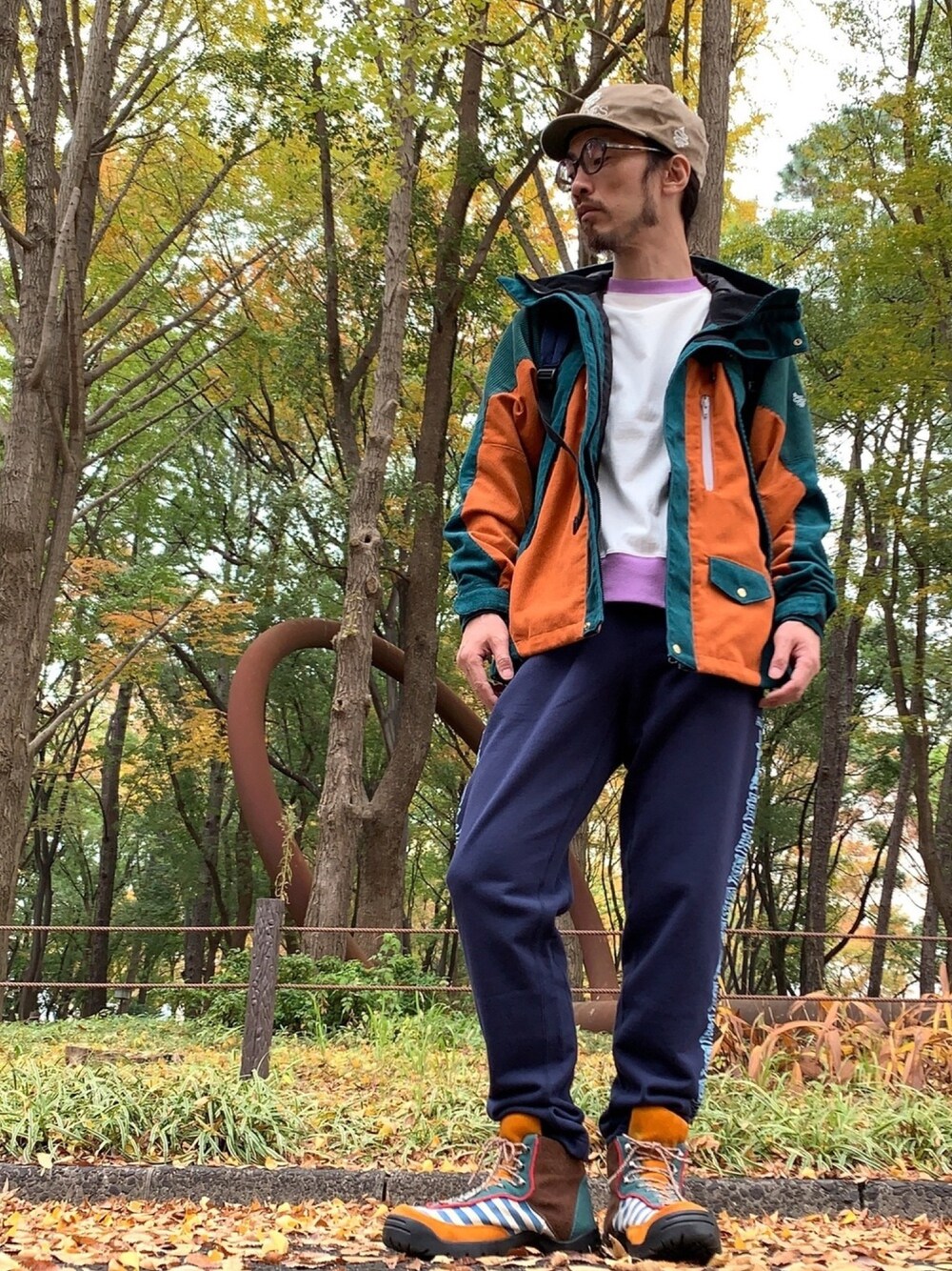 「ALDIES、キャップ、マウンテンパーカー、ロンT、スウェットパンツ、カジュアル、アウトドアスタイル、アウター、冬、シンプル」｜「ALDIESのCD Logo Cap / CDロゴキャップ（キャップ、ベージュ系）」を使った、りょうさん（メンズ・171cm）の冬コーディネートの1枚目の写真