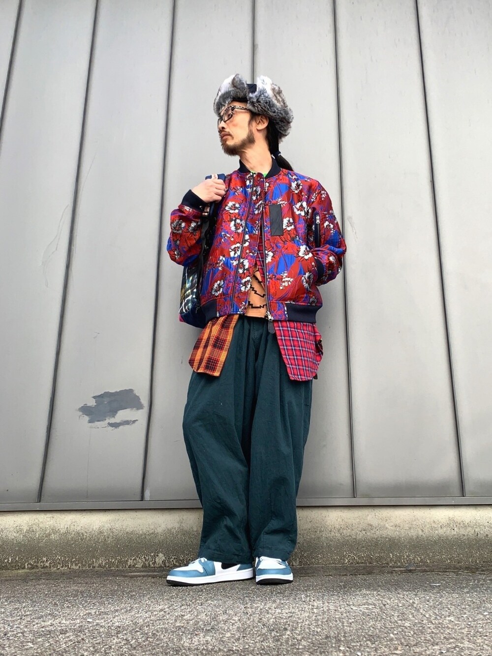 「ALDIES、フライトキャップ、MA-1、リバーシブルブルゾン、アウター、ロングシャツ、ロンT、コーデュロイパンツ、冬コーデ、カジュアル」｜「ALDIESのExtreme Cap(Black)（キャップ、その他）」を使った、りょうさん（メンズ・171cm）の冬コーディネートの1枚目の写真