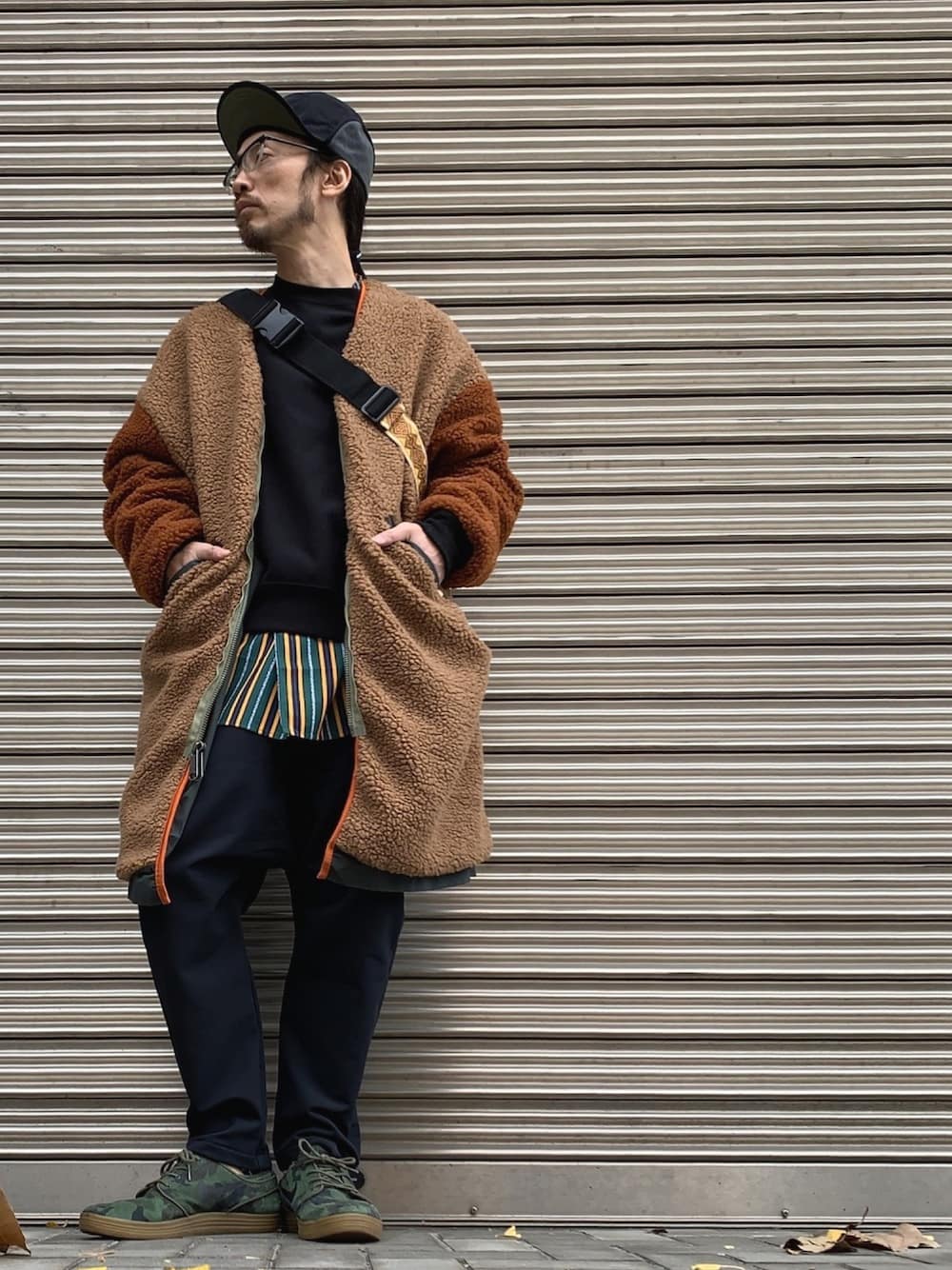 「ALDIES、キャップ、フリース、アウター、コート、スウェット、シャツ、サルエルパンツ、カジュアル、シンプル」｜「ELDORESOのEar Cap(Black)（キャップ、その他）」を使った、りょうさん（メンズ・171cm）の冬コーディネートの1枚目の写真