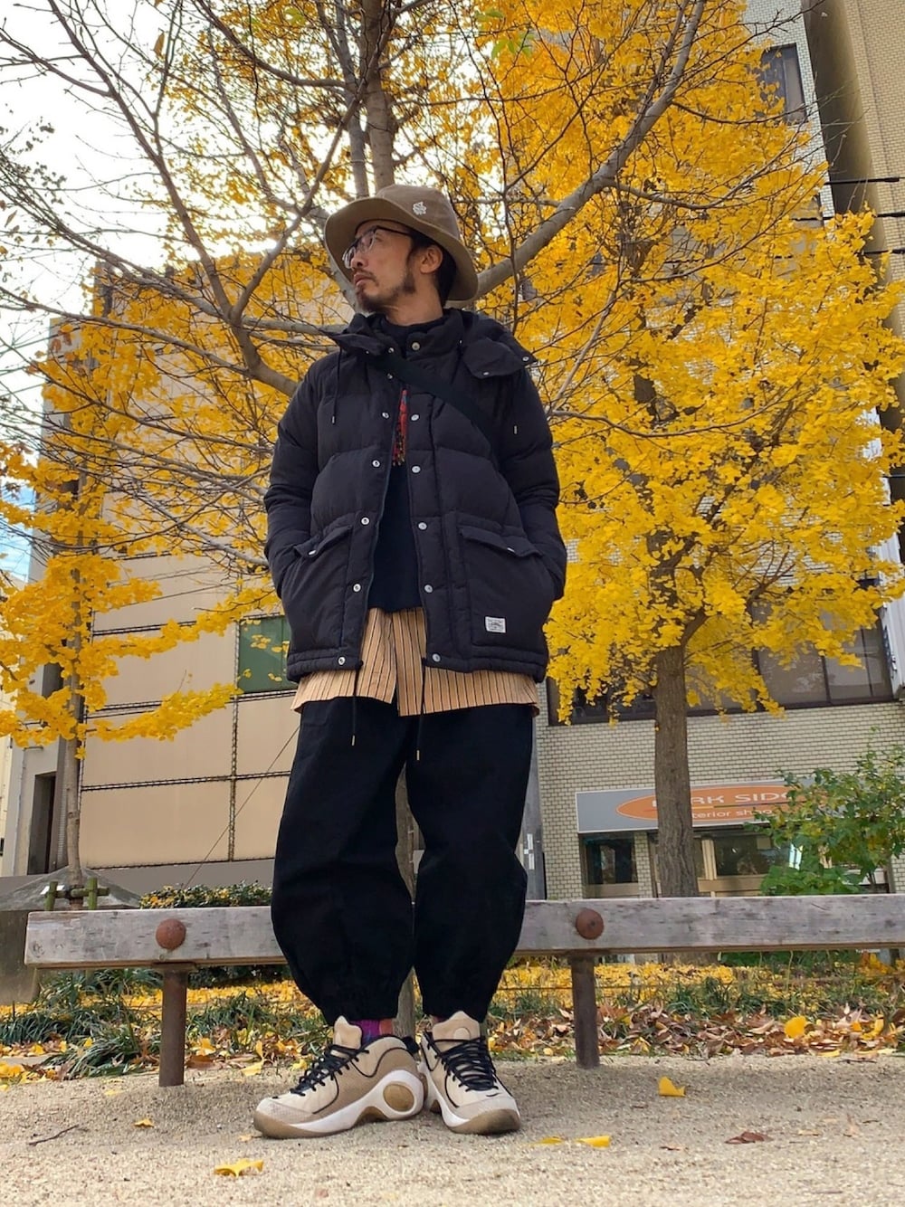「ALDIES、ハット、ダウンジャケット、タートルネック、ロングシャツ、ワイドパンツ、カジュアル、アウター、ブラック、ベージュ」｜「ALDIESのCD Chevron Hat(Beige)（ハット、その他）」を使った、りょうさん（メンズ・171cm）の冬コーディネートの1枚目の写真