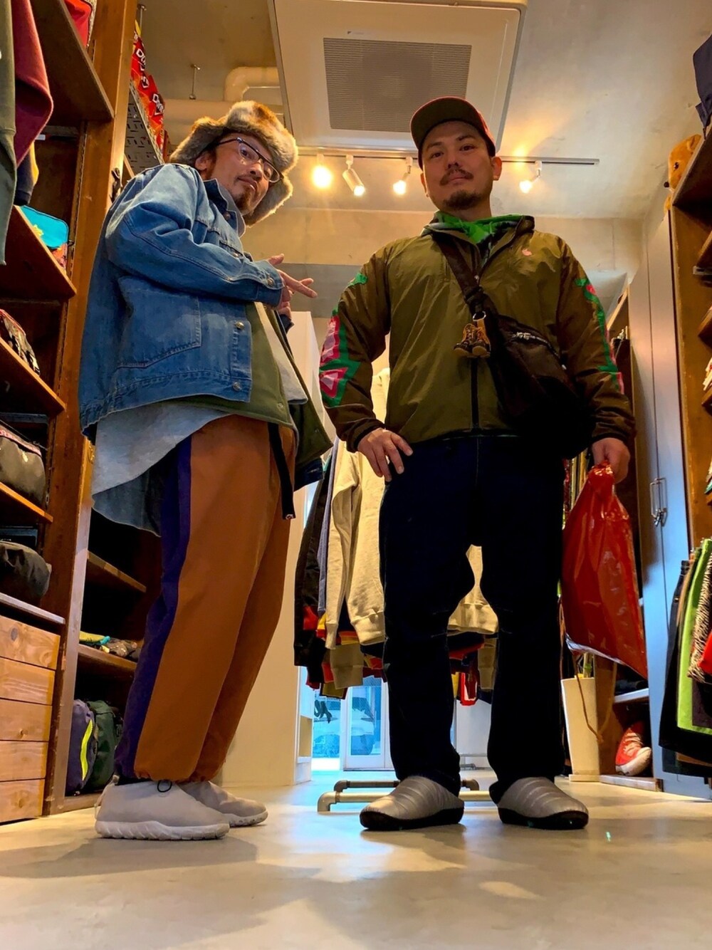「ALDIES、キャップ、フライトキャップ、ナイロンジャケット、デニム、カバーオール、タートルネック、イージーパンツ、冬コーデ、カジュアル」｜「ALDIESのCD Utopia Cap / CDユートピアキャップ（キャップ、ピンク系）」を使った、りょうさん（メンズ・171cm）の冬コーディネートの1枚目の写真