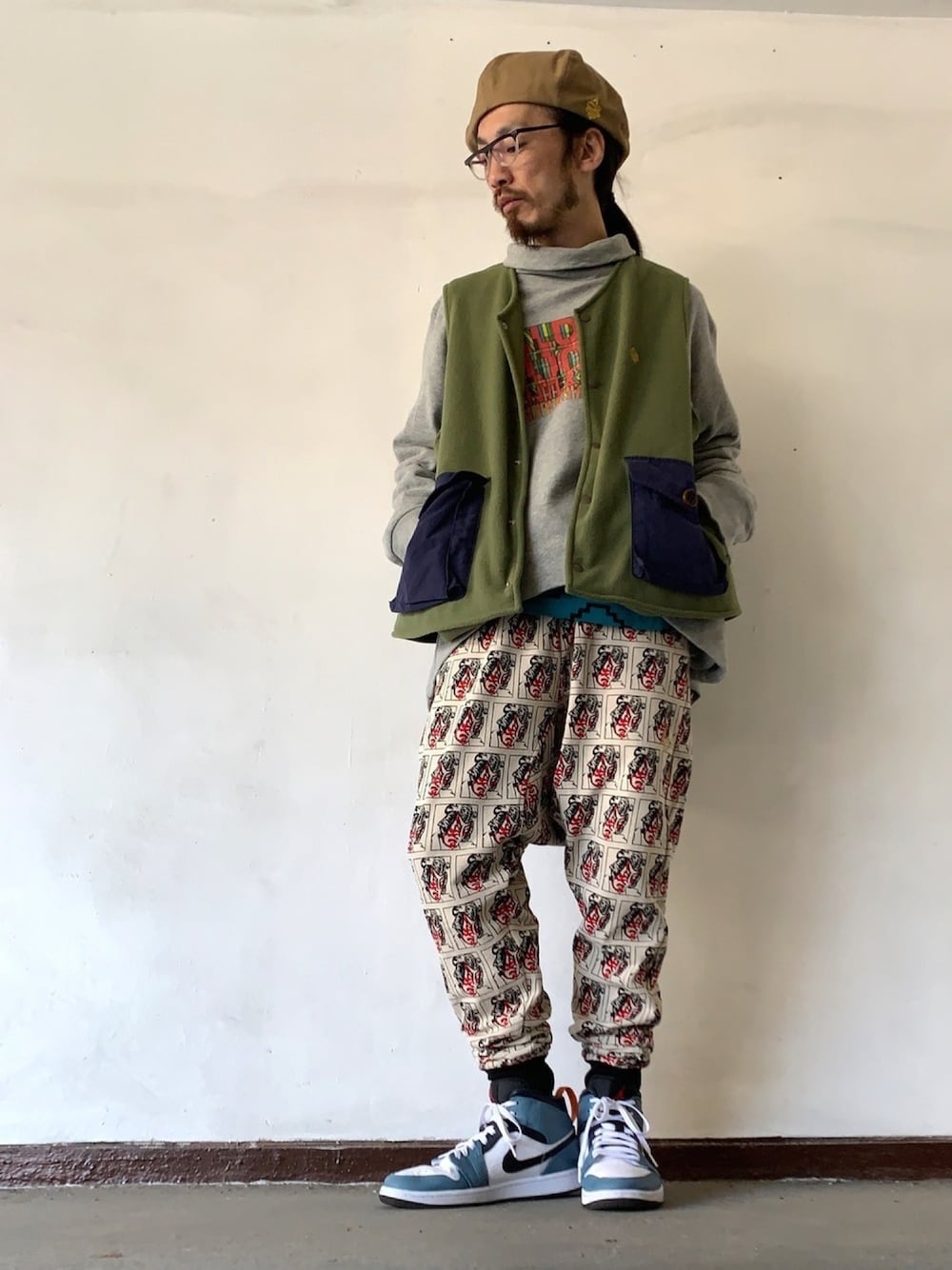 「ALDIES、ベレー帽、ベレー帽推奨委員会、タートルネック、フリースベスト、ワイドシルエット、サルエルパンツ、スウェットパンツ、カジュアル、レイヤードスタイル」｜「ALDIESのBronx Beret(Beige)（ハンチング/ベレー帽、その他）」を使った、りょうさん（メンズ・171cm）の冬コーディネートの1枚目の写真