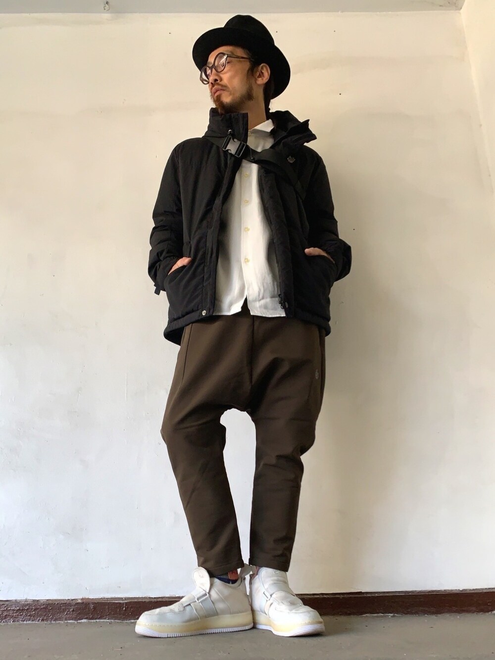 「ALDIES、ハット、ダウンジャケット、白シャツ、サルエルパンツ、カジュアル、シンプル、冬コーデ、大人カジュアル、イージーパンツ」｜「ALDIESのMountain Hat(Gold)（ハット、その他）」を使った、りょうさん（メンズ・171cm）の冬コーディネートの1枚目の写真