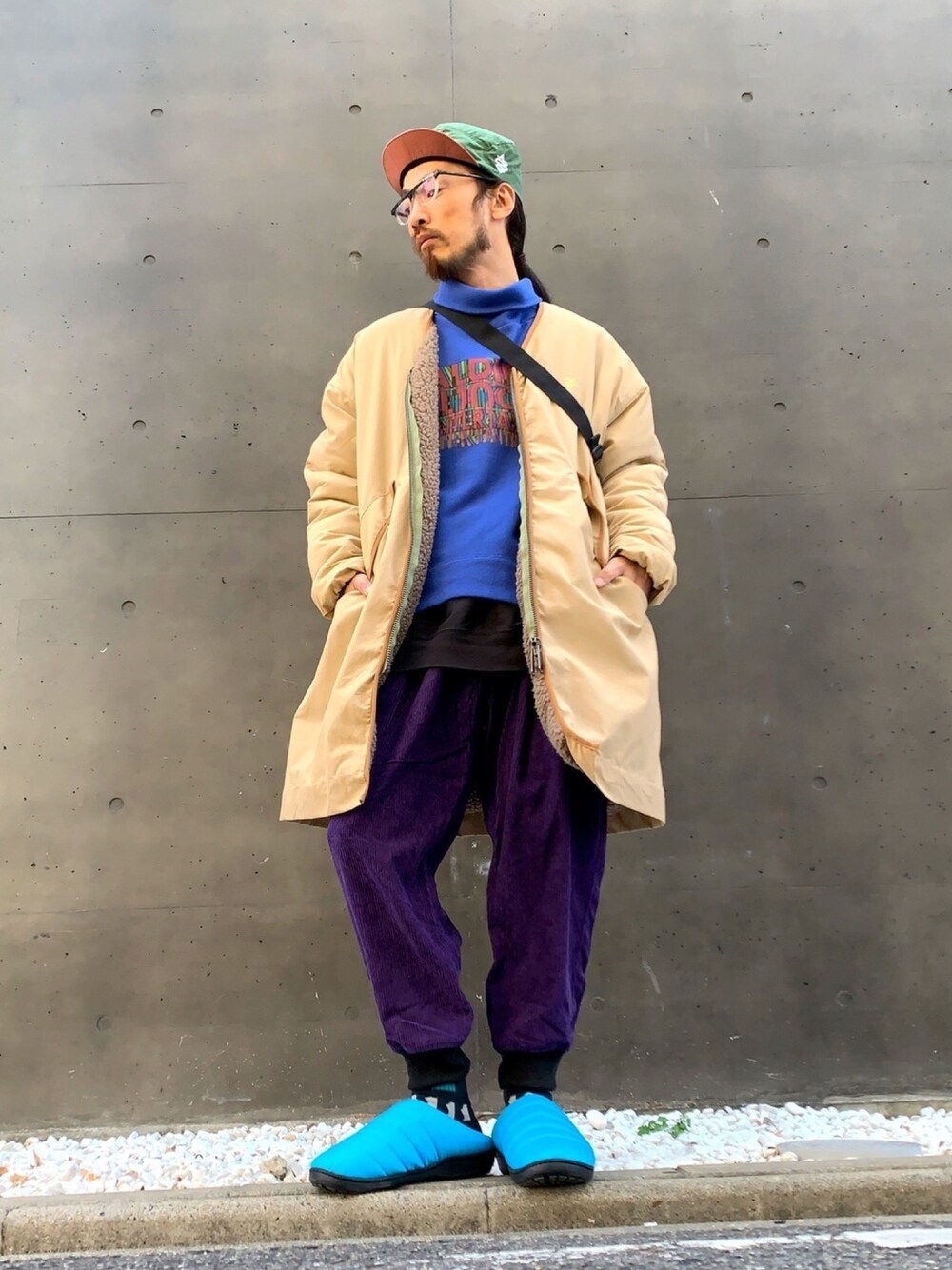 「ALDIES、カジュアル、シンプル、冬コーデ、アウター、コート、タートルネック、コーデュロイパンツ、イージーパンツ、ボアコート」｜「ALDIESのSign Logo Cap(Green)（キャップ、その他）」を使った、りょうさん（メンズ・171cm）の冬コーディネートの1枚目の写真