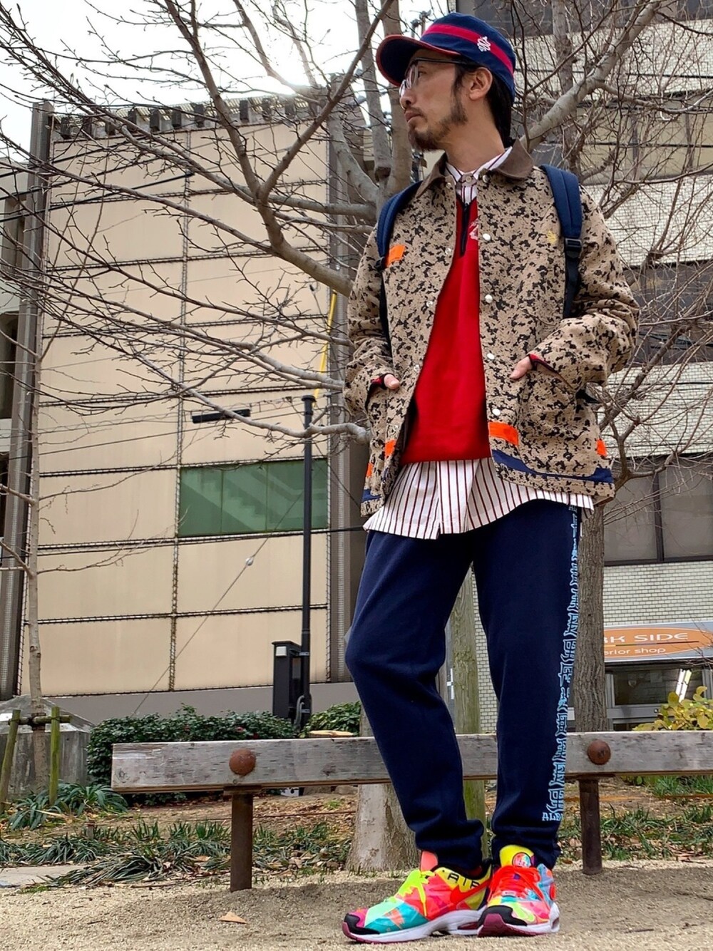 「ALDIES、キャップ、カバーオール、フリース、ロングシャツ、スウェットパンツ、カジュアル、冬コーデ、アウター、リュック」｜「ALDIESのLine Work Cap(Navy)（キャップ、その他）」を使った、りょうさん（メンズ・171cm）の冬コーディネートの1枚目の写真