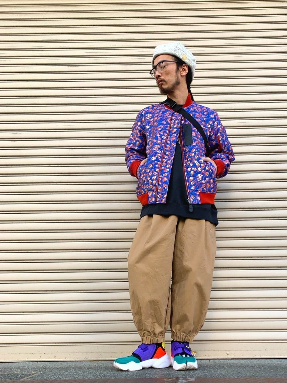 「ALDIES、ベレー帽、MA-1、アウター、ブルゾン、スウェット、ビッグシルエット、ワイドパンツ、カジュアル、ベレー帽推奨委員会」｜「ALDIESのLow Gauge Knit Beret(Oatmeal)（ハンチング/ベレー帽、その他）」を使った、りょうさん（メンズ・171cm）の冬コーディネートの1枚目の写真