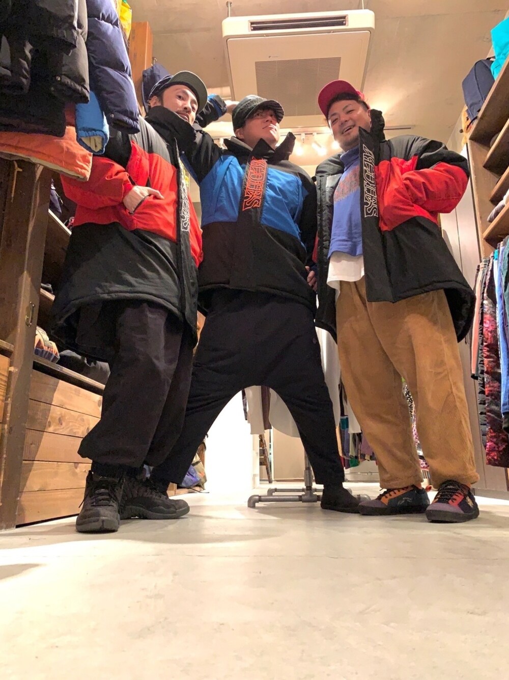 「ALDIES、キャップ、アウター、モンスターパーカー、カジュアル、サルエルパンツ、ワイドパンツ、冬コーデ、お客様snap、お揃い」｜「ALDIESのHey Monster Parker(Blue)（その他アウター、その他）」を使った、りょうさん（メンズ・171cm）の冬コーディネートの1枚目の写真