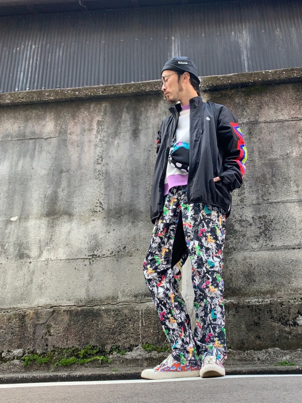 「ALDIES、ハット、ナイロンジャケット、ロンT、イージーパンツ、カジュアル、ビッグシルエット、ショルダーバッグ、春コーデ、春」｜「ALDIESのOutside Hat(Black)（ハット、その他）」を使った、りょうさん（メンズ・171cm）の冬コーディネートの1枚目の写真