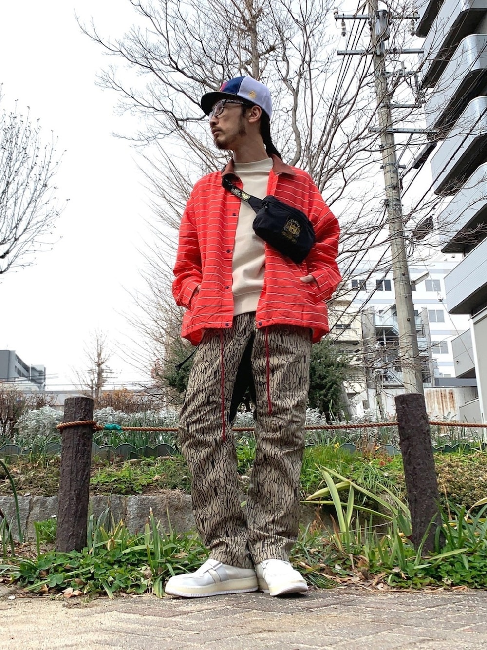 「ALDIES、キャップ、コーチジャケット、スウェット、イージーパンツ、ウェストポーチ、カジュアル、2020ss、春コーデ、春」｜「ALDIESのKabuki Cap / カブキキャップ（キャップ、ブルー系）」を使った、りょうさん（メンズ・171cm）の春コーディネートの1枚目の写真