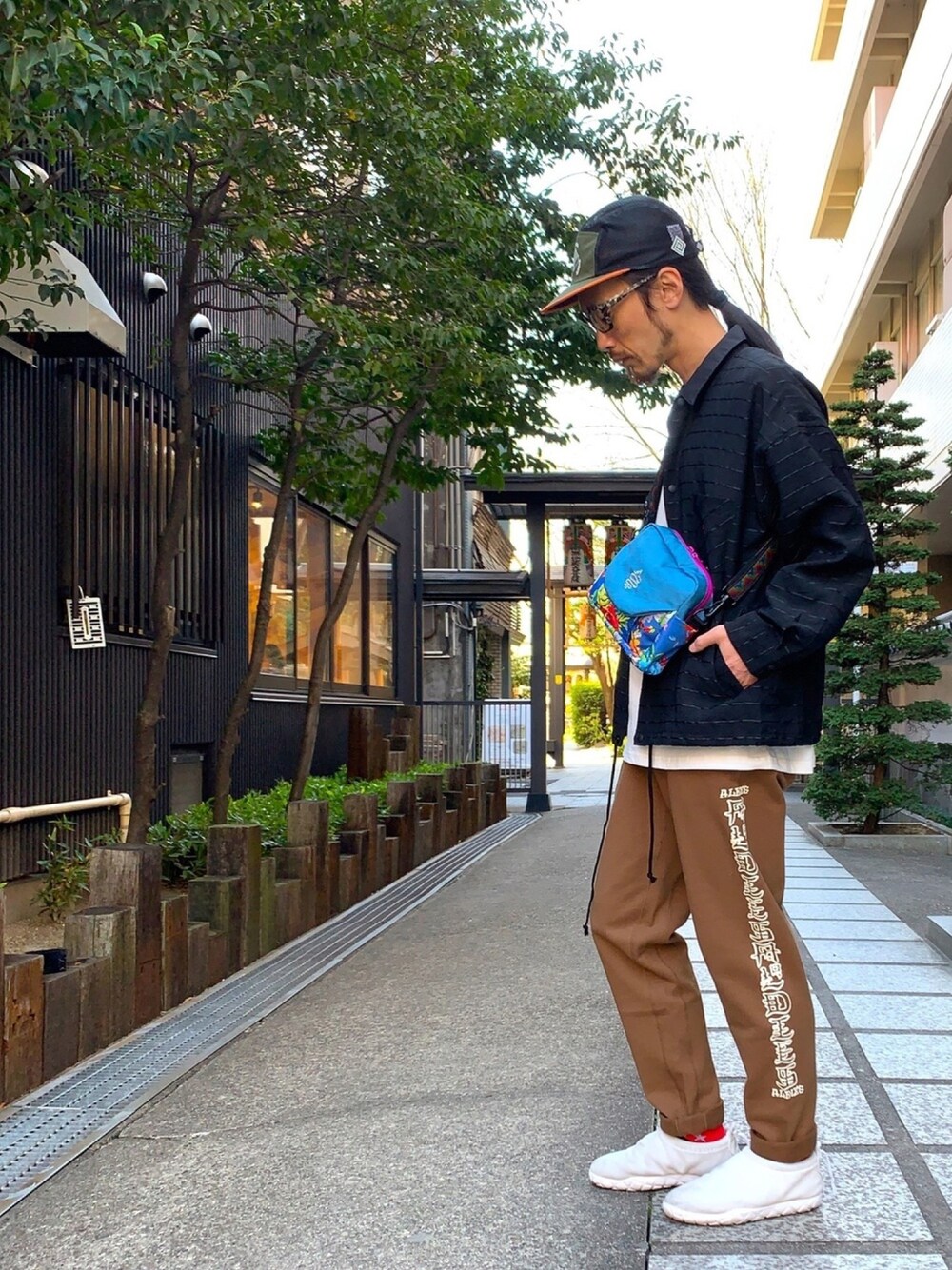 「ALDIES、キャップ、コーチジャケット、カットソー、スウェットパンツ、シンプルコーデ、春コーデ、カジュアル、今日のコーデ、ショルダーバッグ」｜「ALDIESのWaitz Mesh Cap(Olive)（キャップ、その他）」を使った、りょうさん（メンズ・171cm）の春コーディネートの1枚目の写真