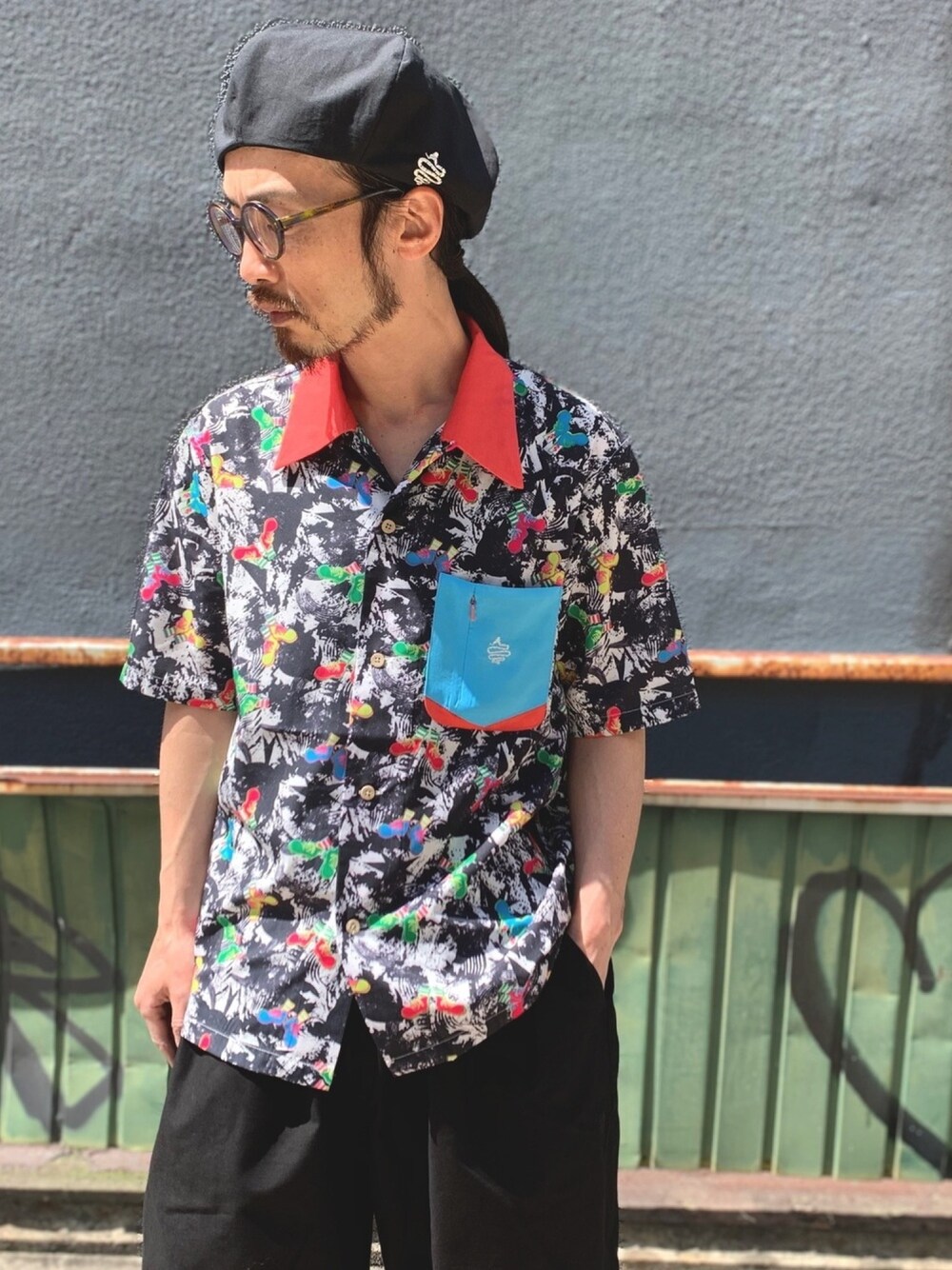 「ALDIES、ベレー帽、ベレー帽推奨委員会、シャツスタイル、開襟シャツ、総柄トップス、ハーフパンツ、カジュアル、春コーデ、春」｜「ALDIESのVoguish Shirt(Black)（シャツ/ブラウス、その他）」を使った、りょうさん（メンズ・171cm）の春コーディネートの1枚目の写真