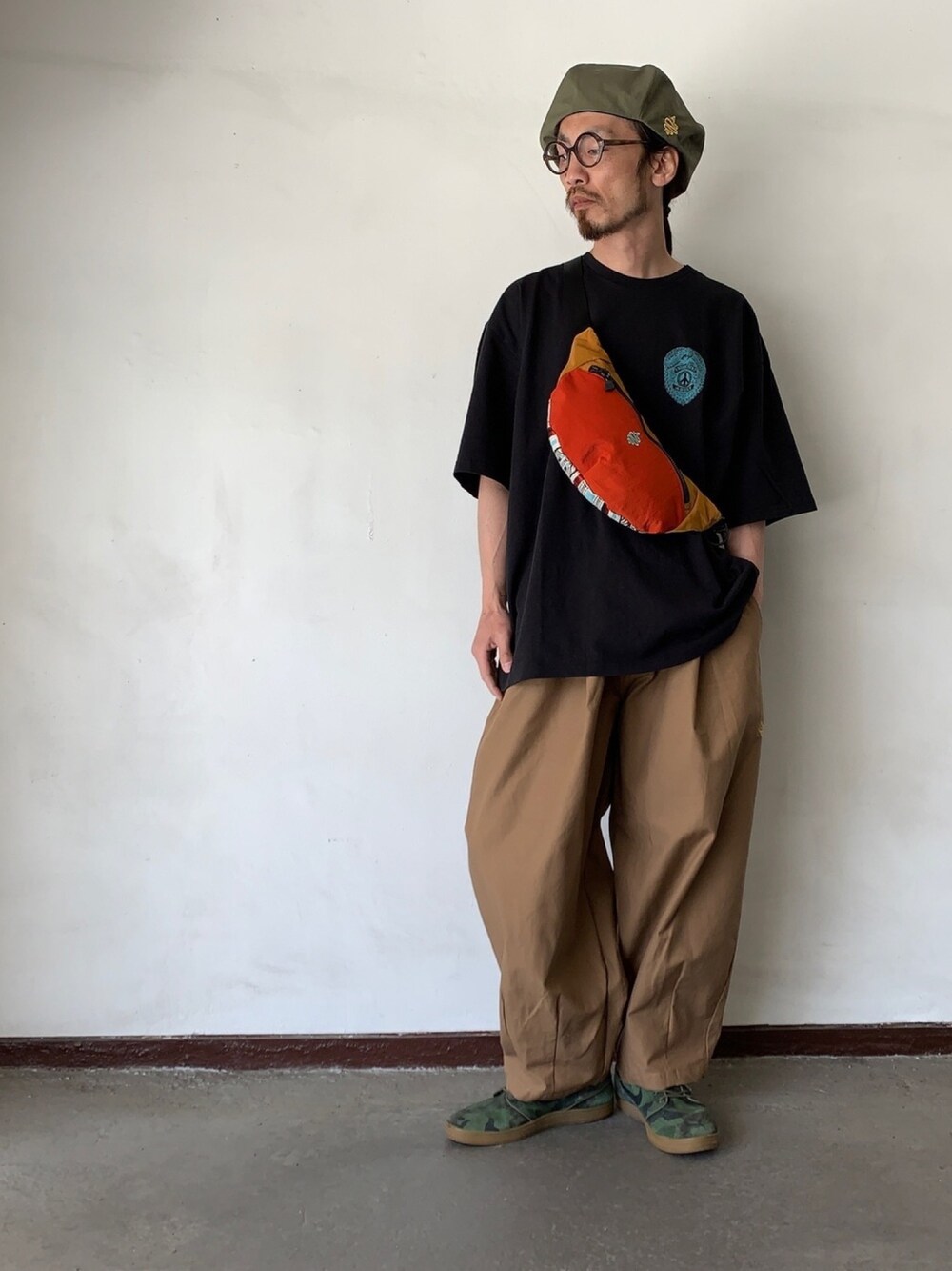 「ALDIES、ベレー帽、ベレー帽推奨委員会、カジュアル、シンプルコーデ、ビックシルエット、ビックT、ワイドパンツ、春コーデ、ウエストポーチ」｜「ALDIESのRevitalize Beret(Olive)（ハンチング/ベレー帽、その他）」を使った、りょうさん（メンズ・171cm）の春コーディネートの1枚目の写真