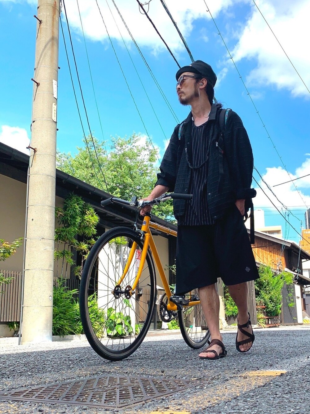 「ALDIES、キャップ、コーチジャケット、ビックシルエット、ストライプTシャツ、ブラックコーデ、ブラック、ハーフパンツ、カジュアル、ラフ」｜「ALDIESのBorder Coach JK(Black)（その他アウター、その他）」を使った、りょうさん（メンズ・171cm）の夏コーディネートの1枚目の写真