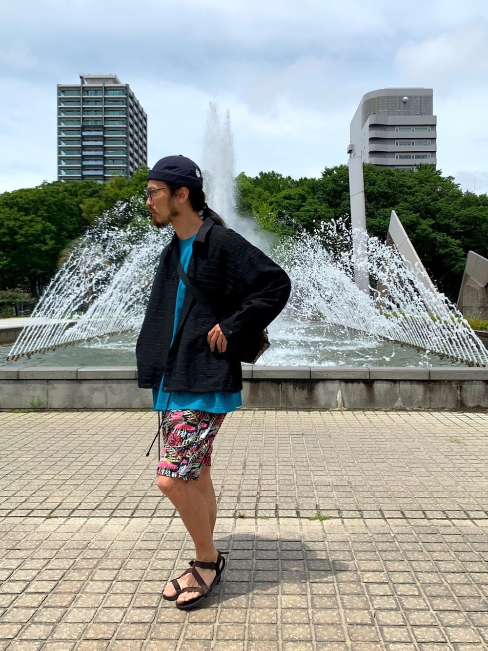 「ALDIES、キャップ、コーチジャケット、カジュアル、ビックシルエット、ビックT、ショートパンツ、柄パンツ、夏コーデ、サンダル」｜「ALDIESのRevitalize Roll Cap(Navy)（キャップ、その他）」を使った、りょうさん（メンズ・171cm）の夏コーディネートの1枚目の写真