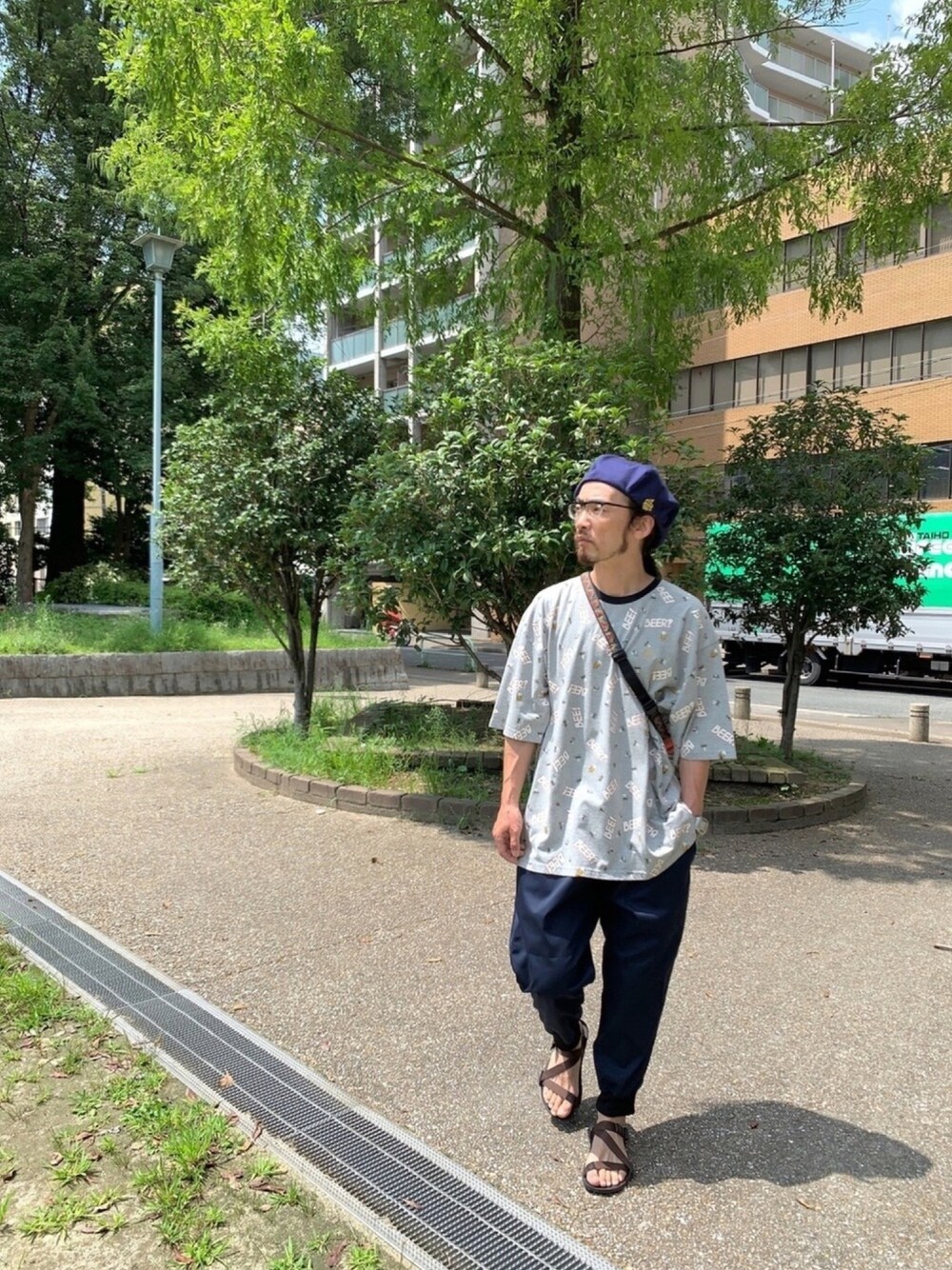 「ALDIES、ベレー帽、ベレー帽推奨委員会、ビックT、ビックシルエット、総柄トップス、Tシャツ、イージーパンツ、ネイビー、夏コーデ」｜「ALDIESのBronx Beret(Navy)（ハンチング/ベレー帽、その他）」を使った、りょうさん（メンズ・171cm）の夏コーディネートの1枚目の写真