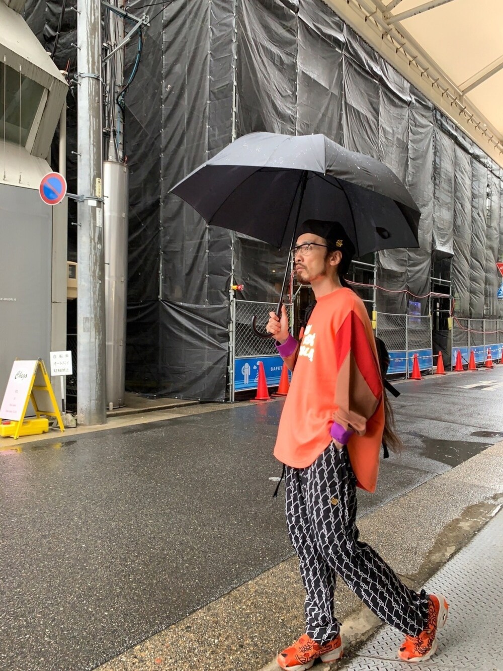 「ALDIES、ベレー帽、ベレー帽推奨委員会、スウェット、トレーナー、ビックシルエット、イージーパンツ、総柄パンツ、カジュアル、秋のコーデ」｜「ALDIESのFantastic Cut(Pink)（スウェット、その他）」を使った、りょうさん（メンズ・171cm）の秋コーディネートの1枚目の写真